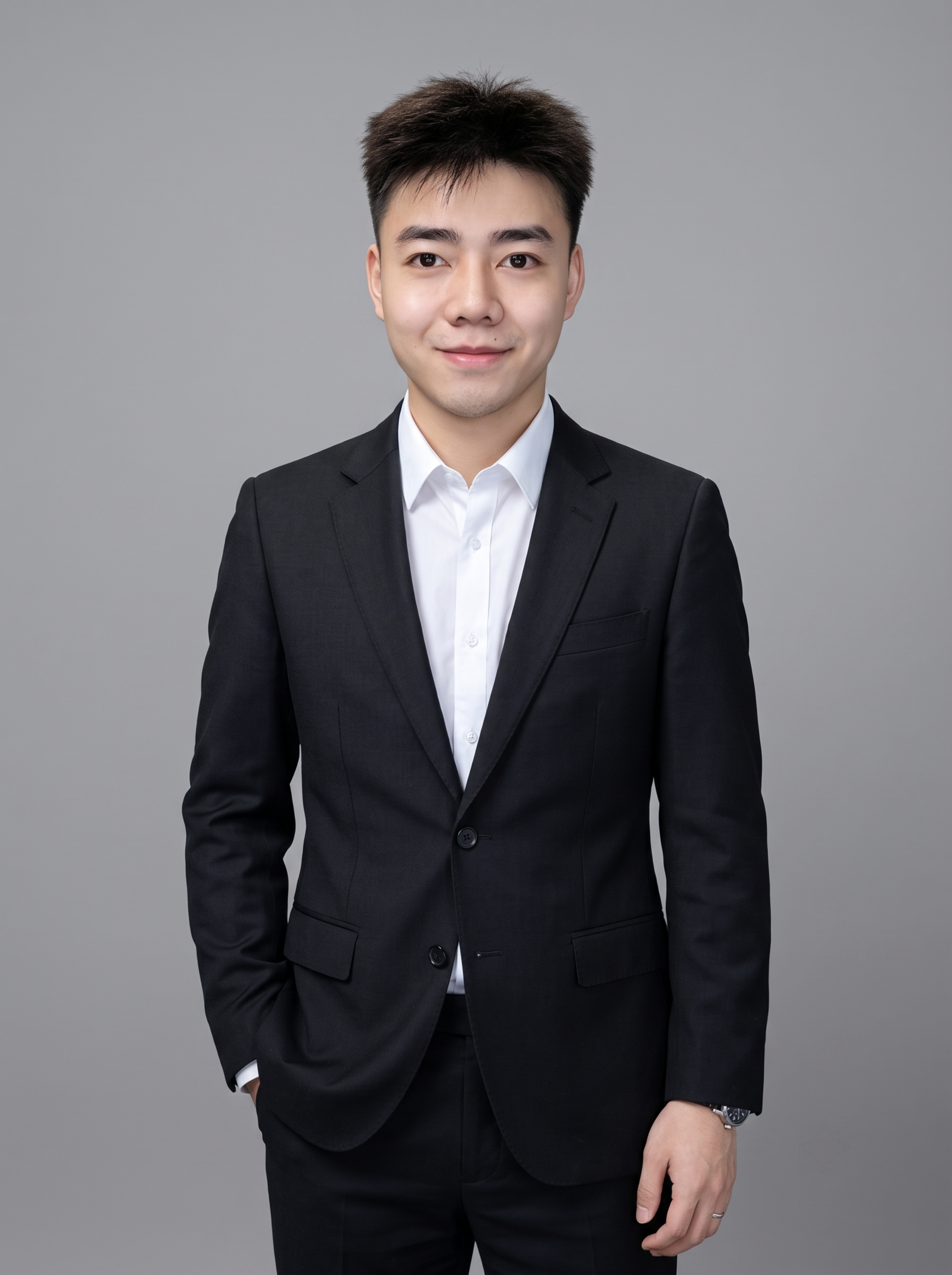 参考图中保留人物脸型、发型、年龄等特征生成职场形象照,标准焦段… - 图片创意预览
