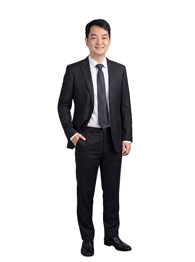 参考图中保留人物脸型、发型、年龄、黑色西装领带等所有特征，身体微微侧向一边，不要太板正，呈现自然放松的侧身姿态，脸部仍朝向镜头，保持职场商务经理全身形象照效果，标准焦段50mm，f/4光圈，平视视角，镜头与人物视线齐平；人物占画面70%，人物居中，位于画面中心，为视觉聚焦点，全身照，展现人物完整身形；左右留少量背景空间；头部与画面顶部保留5%空间；头部发型完整，头肩比例协调，人物结构准确；身穿深黑色精纺羊毛混纺西装外套，平驳领设计，面料呈细腻微微哑光质感；内搭白色高支精梳棉衬衫，系一条深色真丝领带；下装深黑色精纺羊毛混纺西裤；着装正式干练；权威沉稳、从容果决、值得信赖；身形匀称，姿态自然放松，身体微微侧转，不板正。呈单手插兜的自然站姿，肢体放松且自信；发质微微柔顺，微微蓬松。透明背景，背景完全透明无杂质，背景光线均匀柔和，强化色彩对比的高级感，极简干净；画质超高分辨率、细节清晰，现代精致感风格；肤质精细化处理；眼神直视镜头，目光坚定且澄澈，表情自然。嘴角上扬；肤质自然细腻，肤色健康均匀，皮肤状态清爽干净，保留真实皮肤细节。正面柔光补光，4800K中性光，面部光比1:1.5。中近景写实摄影，对焦清晰，面部雾面柔光，轻透裸肌感，高清保留皮肤细节；分辨率4K，去除人物之外的所有元素。严格按照图片内容生成。画面比例3:4