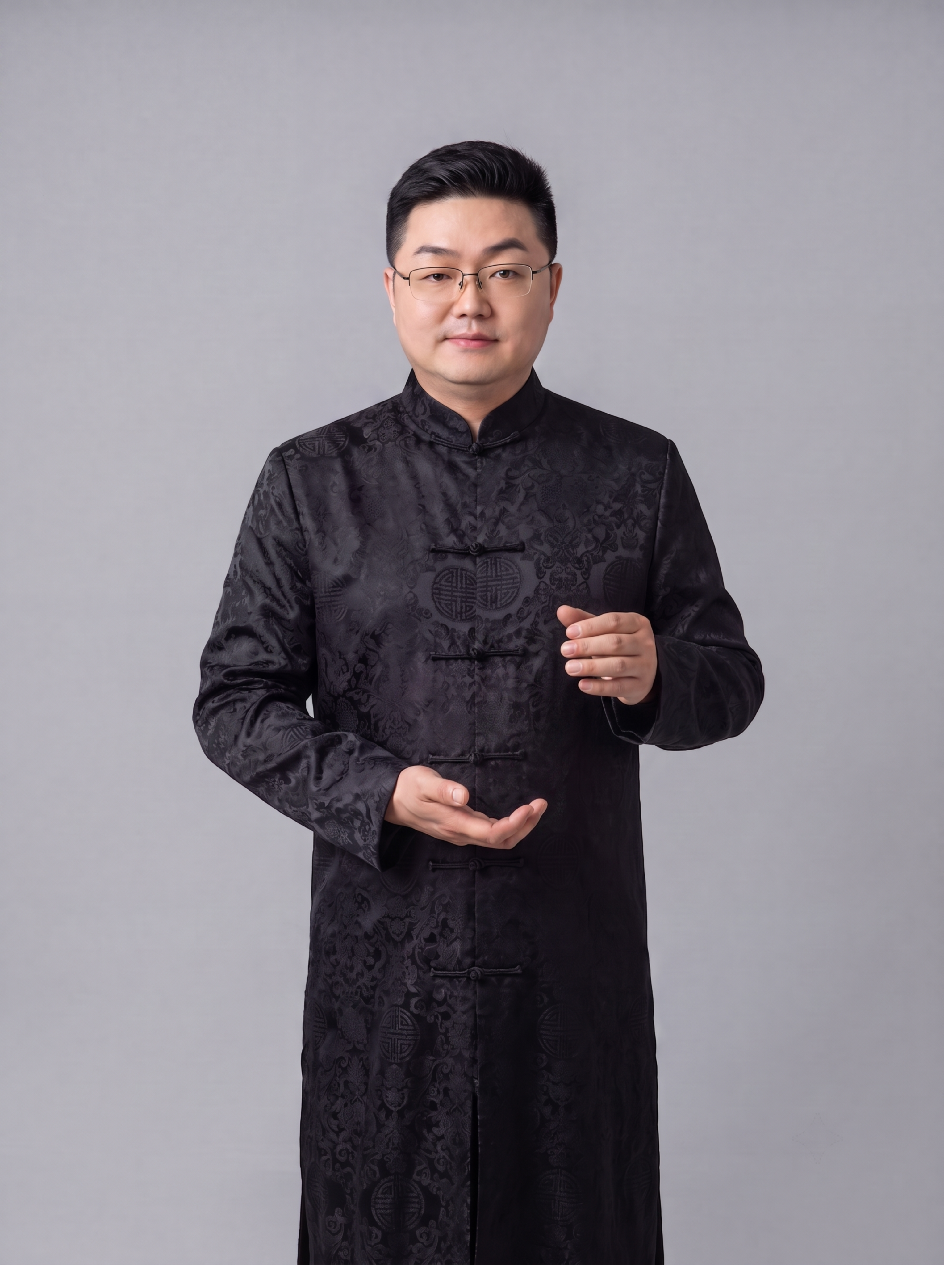保持人物姿势、服装、背景不变，自然去掉手中的白酒瓶，修复手部姿… - 图片创意预览