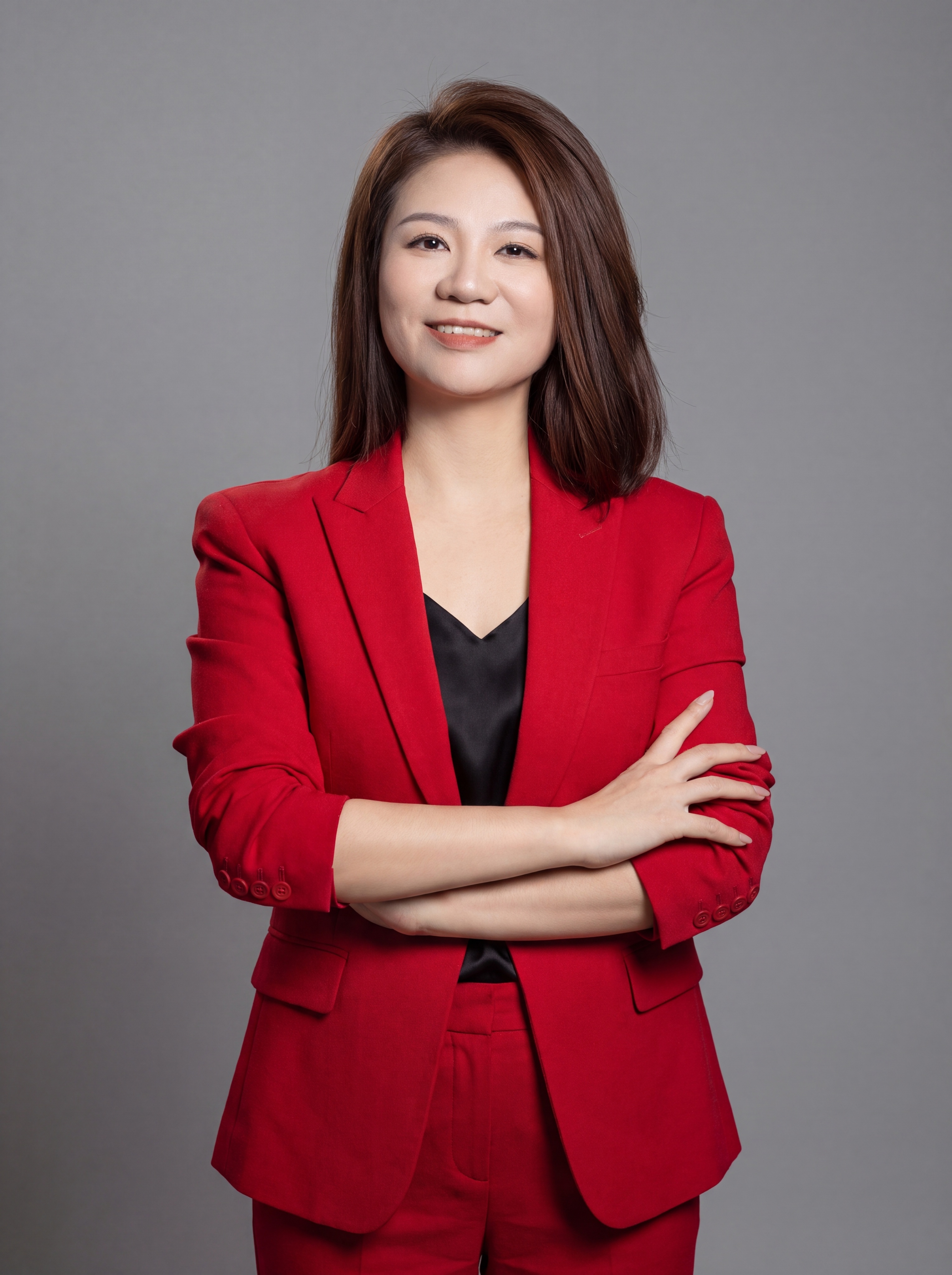 参考图中保留人物脸型、发型、年龄等特征生成职场形象照，标准焦段… - 图片创意预览