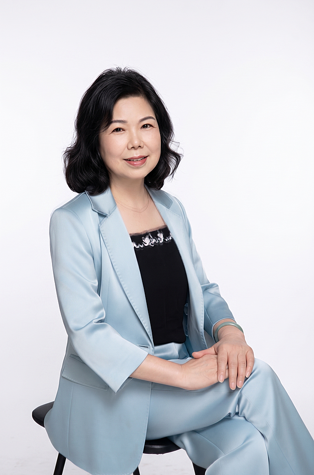 保持人物姿势、服装、构图完全不变，整体风格更自然真实，像真实人像摄影；将头发颜色改为自然纯黑色，发质真实有光泽；皮肤质感自然细腻，保留真实皮肤纹理，不要过度磨皮；服装面料质感真实自然；整体光影柔和自然，画面高清写实。