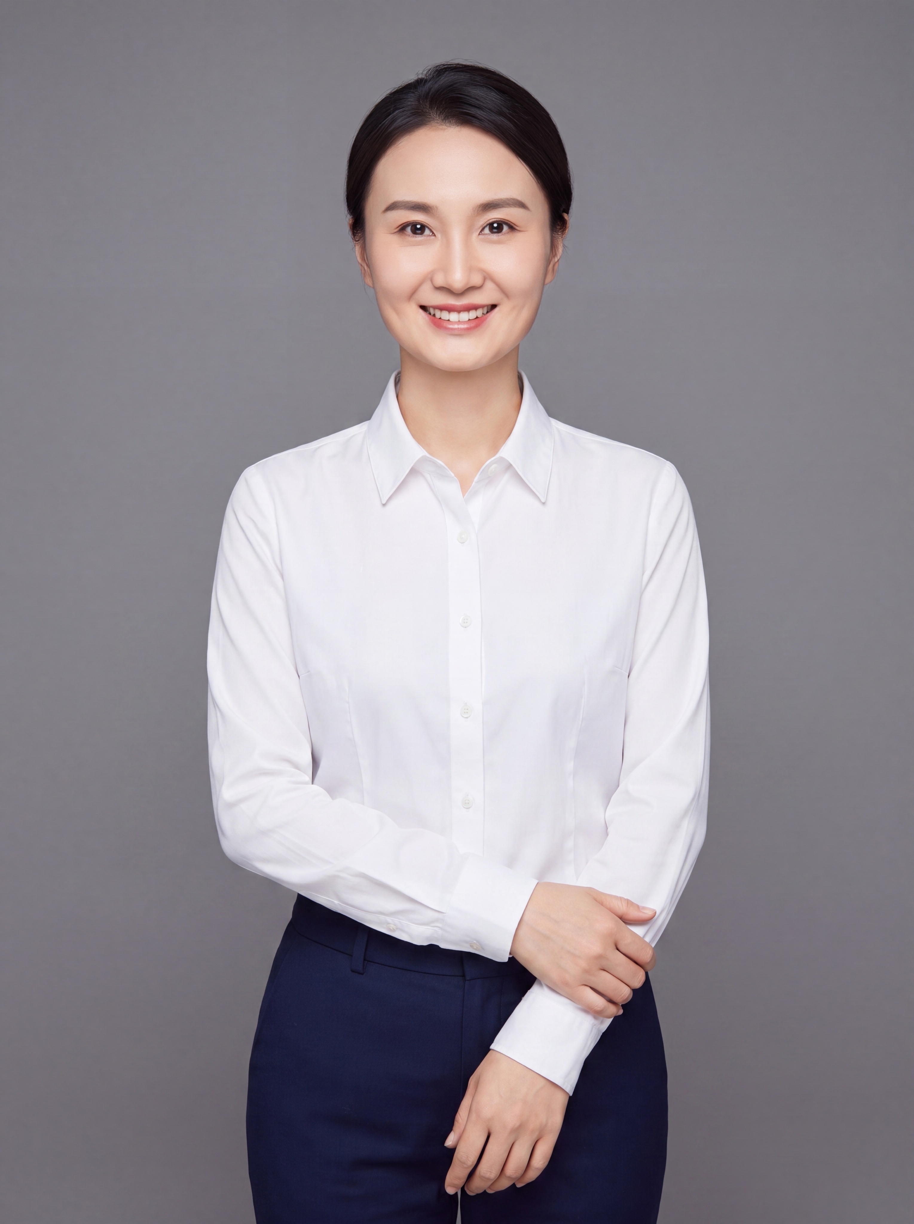 保留人物脸型、发型、年龄、表情等所有面部特征，保留白色衬衫和藏… - 图片创意预览