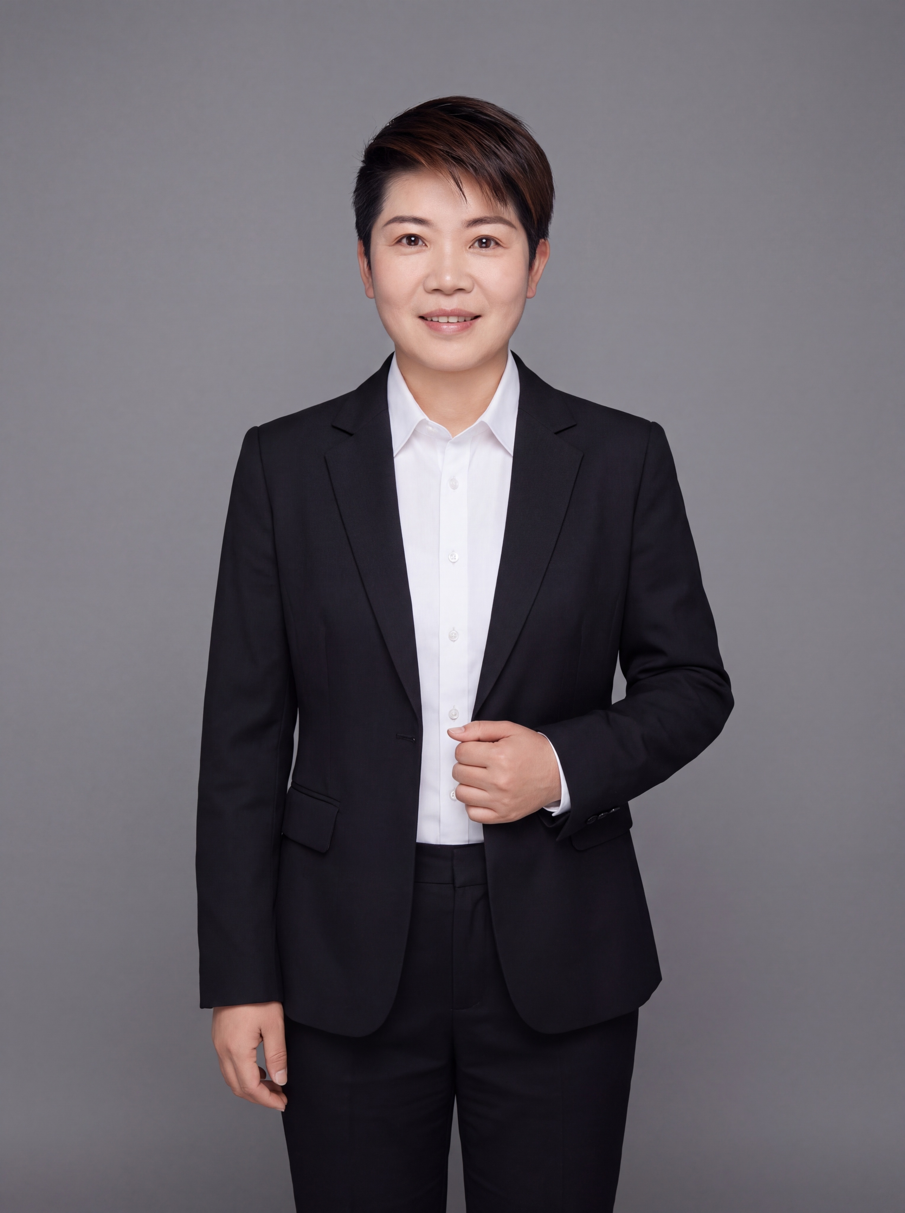 参考图中保留人物脸型、发型、年龄等特征生成职场形象照,标准焦段… - 图片创意预览