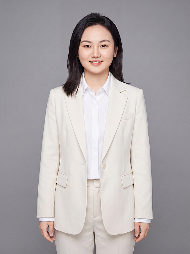 将西装颜色改为米白色，左手自然放下垂于身体一侧，右手也自然放下垂于身体两侧，保持人物脸型、发型、五官特征不变，保持白色衬衫和米白色西装裤，保持中性灰纯色背景，保持半身像构图和专业形象照风格，姿势自然端正，双手自然下垂放松