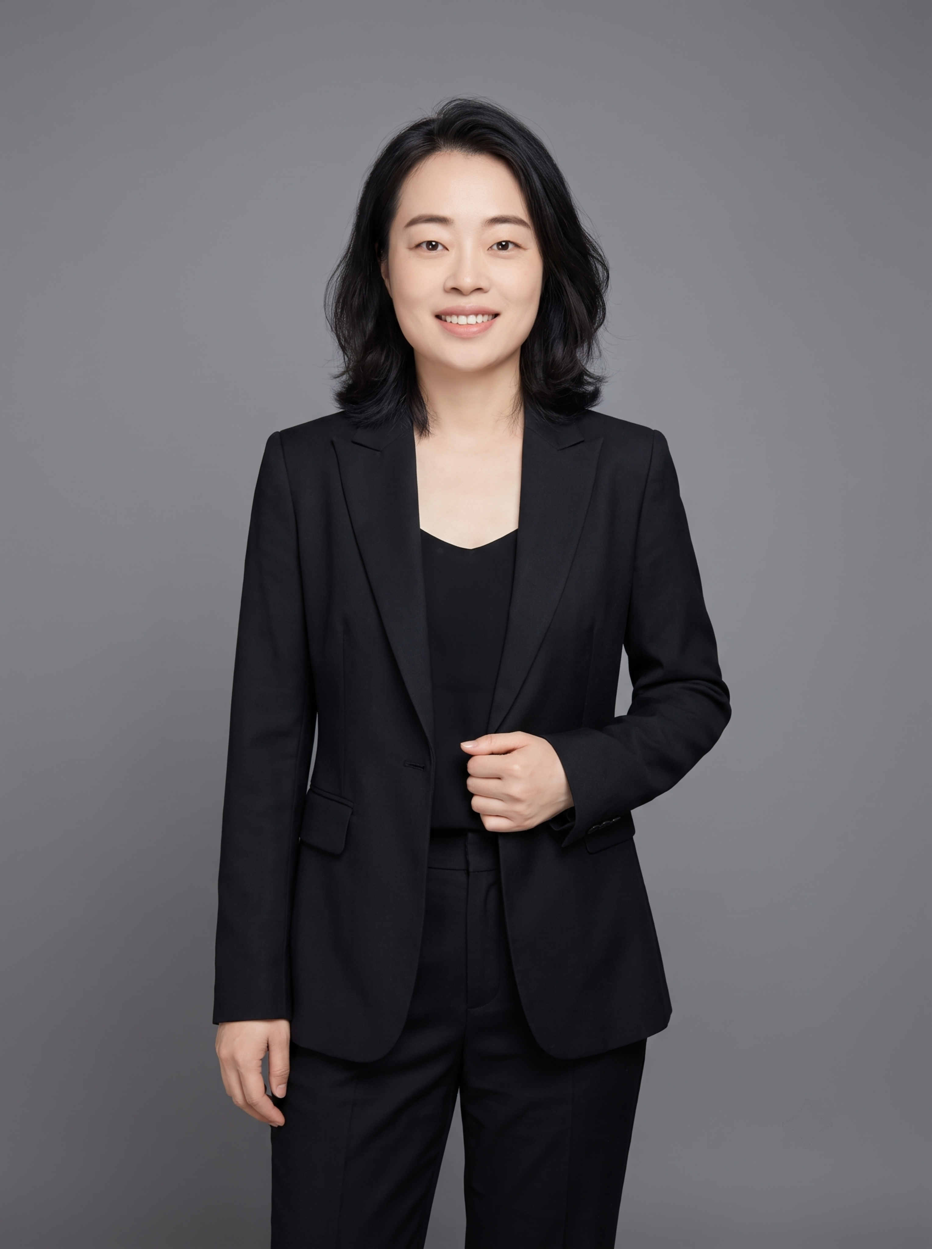 参考图中保留人物脸型、发型、年龄等特征生成职场形象照,标准焦段… - 图片创意预览