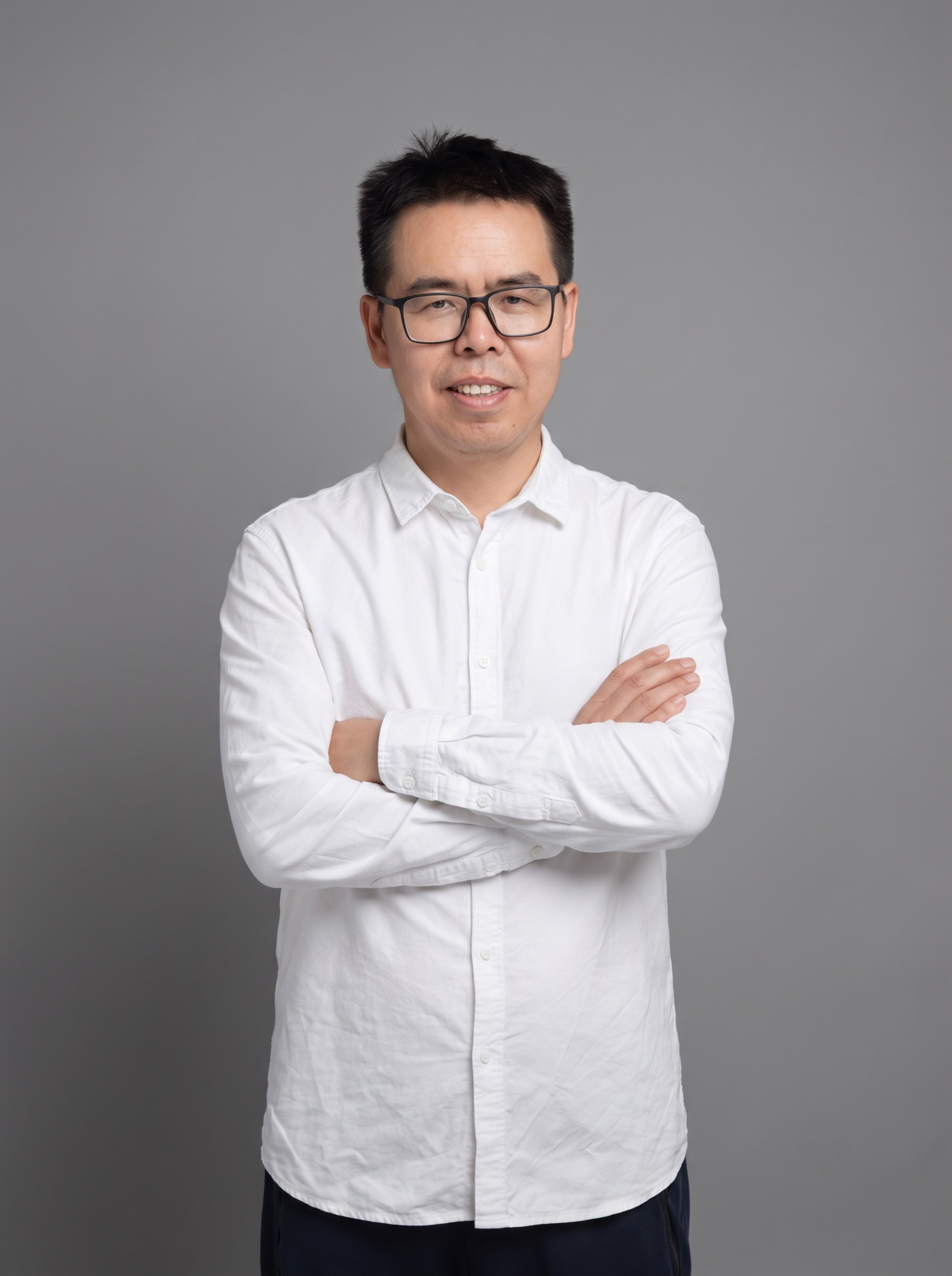 参考图中保留人物脸型、发型、年龄等特征生成职场形象照,标准焦段… - 图片创意预览