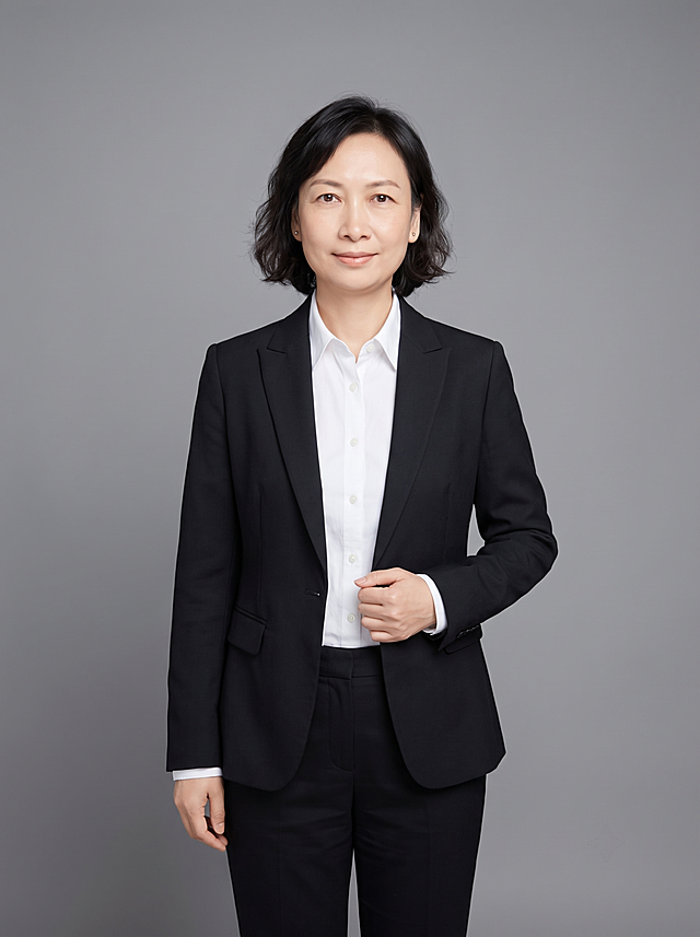 参考图中保留人物脸型、发型、年龄等特征生成职场形象照,标准焦段50mm,f/4光圈(f/2.8-f/4区间),平视视角(镜头与人物视线齐平);人物占画面70%,人物居中(居中构图),位于画面中心,为视觉聚焦点,全身照,展现人物完整身形;左右留少量背景空间;头部与画面顶部保留5%空间;头部发型完整,头肩比例协调,人物结构准确;身穿深黑色精纺羊毛混纺西装外套,(平驳领设计,面料呈细腻微微哑光质感);内搭白色高支精梳棉衬衫;下装深黑色精纺羊毛混纺西裤;着装正式干练;专业稳重、从容自信;身形匀称,姿态端正,身体挺拔。呈自然站姿，右手轻握西装前襟，肢体放松且自信;发质微微柔顺，微微蓬松。简约微微中度灰色纯色背景(呈现均匀柔和质感),背景光线均匀柔和,强化色彩对比的高级感。极简干净;画质超高分辨率、细节清晰,现代精致感风格;肤质精细化处理;眼神直视镜头,目光坚定且澄澈,表情自然。嘴角上扬;清透自然裸妆(轻薄底妆+淡唇妆)妆感轻薄轻透裸肌感,通透感肤质,肤质自然细腻,肤色健康均匀,雾面柔光裸肌感,保留真实皮肤细节。正面柔光补光,4800K中性光,面部光比1:1.5,色调明亮。中近景写实摄影,对焦清晰,高清保留皮肤细节。分辨率4K,去除人物之外的所有元素。严格按照图片内容生成。画面比例3:4