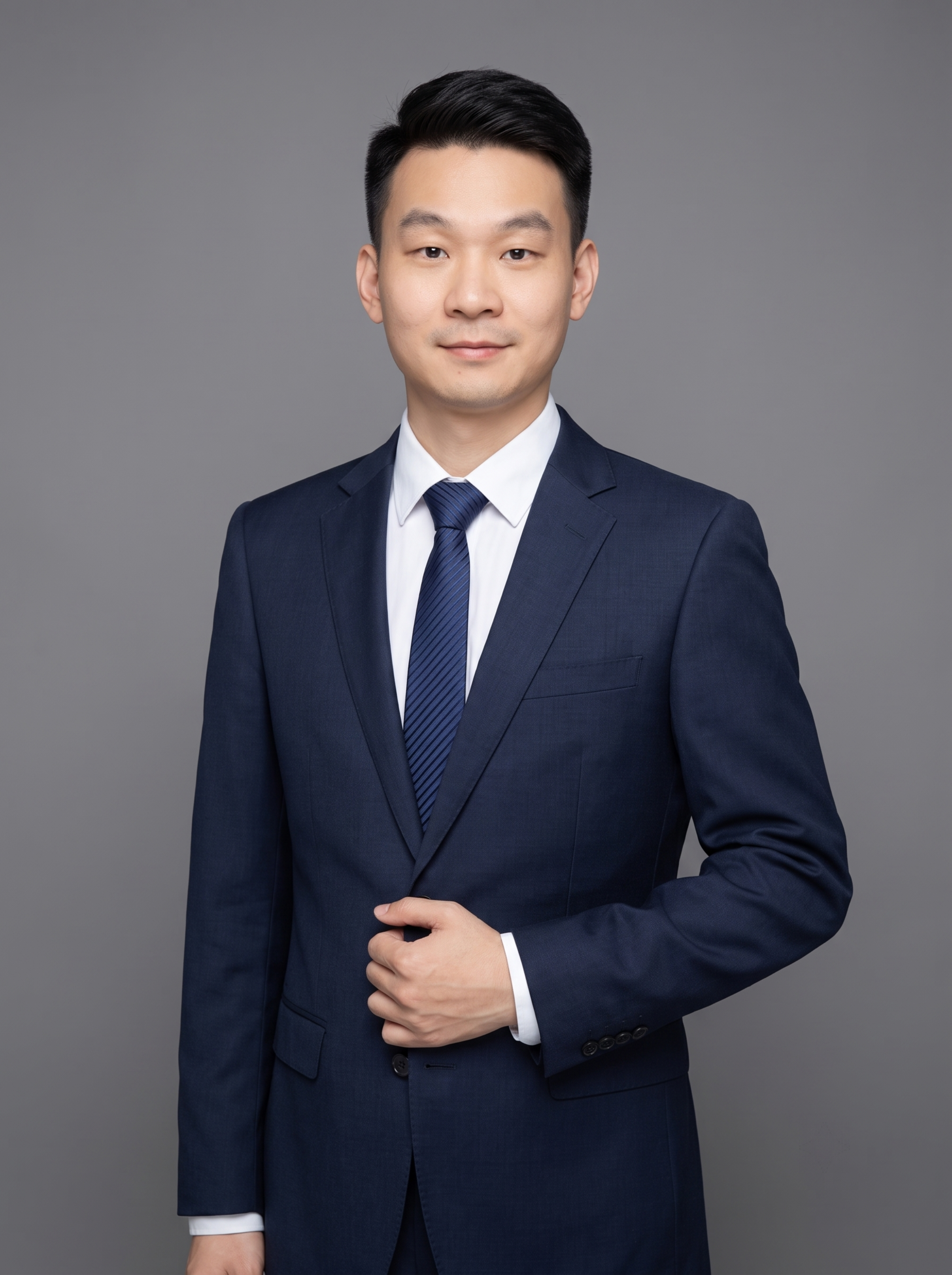 参考图中保留人物脸型、发型、年龄等特征生成职场形象照,标准焦段… - 图片创意预览