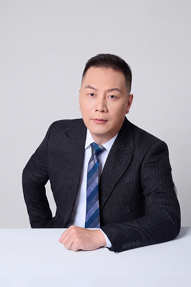 去除所有水印和海马体DEMO字样，背景保持纯净浅灰色均匀无瑕疵。人物面部精修，肤色自然健康均匀，哑光肤质清爽干净，保留真实皮肤细节，自然磨皮不假面。面部五官精致协调，脸型自然修饰，眼神明亮有神，眉毛自然有型。西装、衬衫、领带保持原样，细节清晰。整体为专业商务人像质感，光线柔和均匀，画质高清细腻。