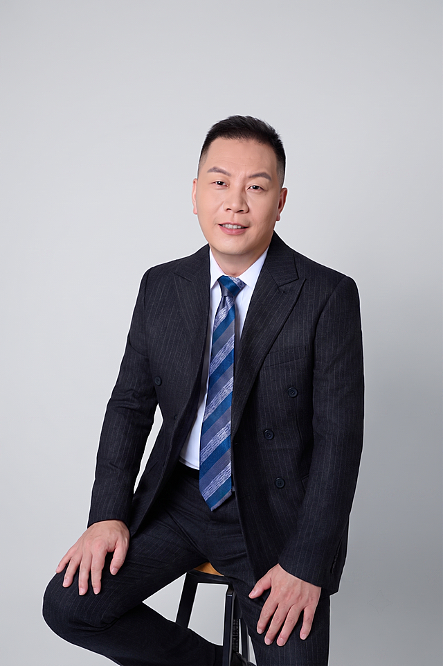 去除所有水印和海马体DEMO字样，背景保持纯净浅灰色均匀无瑕疵。人物面部精修，肤色自然健康均匀，哑光肤质清爽干净，保留真实皮肤细节，自然磨皮不假面。面部五官精致协调，脸型自然修饰，眼神明亮有神，眉毛自然有型。牙齿精修成有质感的自然白色，洁白有光泽且通透自然，不假白。西装、衬衫、领带保持原样，细节清晰。整体为专业商务人像质感，光线柔和均匀，画质高清细腻。