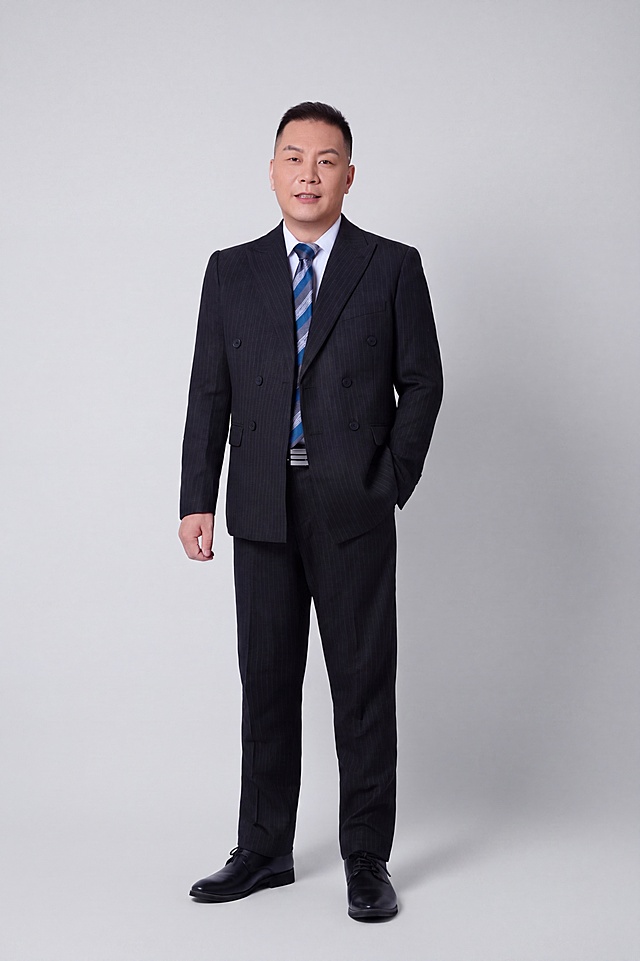 去除所有水印和海马体DEMO字样，背景保持纯净浅灰色均匀无瑕疵。人物面部精修，肤色自然健康均匀，哑光肤质清爽干净，保留真实皮肤细节，自然磨皮不假面。面部五官精致协调，脸型自然修饰，眼神明亮有神，眉毛自然有型。牙齿精修成有质感的自然白色，洁白有光泽且通透自然，不假白。西装、衬衫、领带、皮鞋保持原样，细节清晰。整体为专业商务人像质感，光线柔和均匀，画质高清细腻。