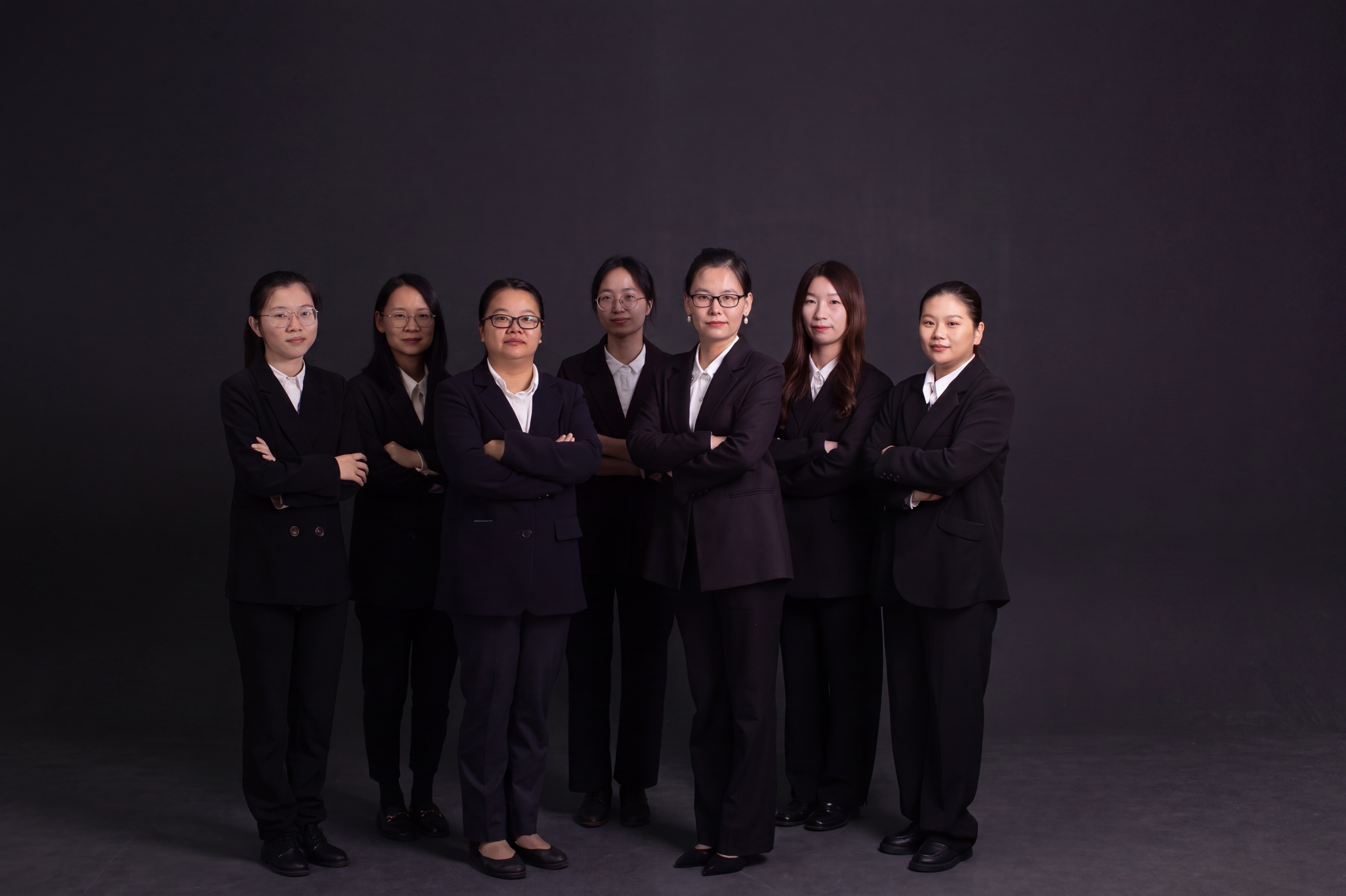 保留原图中7位女性的全部面部特征、发型、身高比例、站位顺序、黑… - 图片创意预览