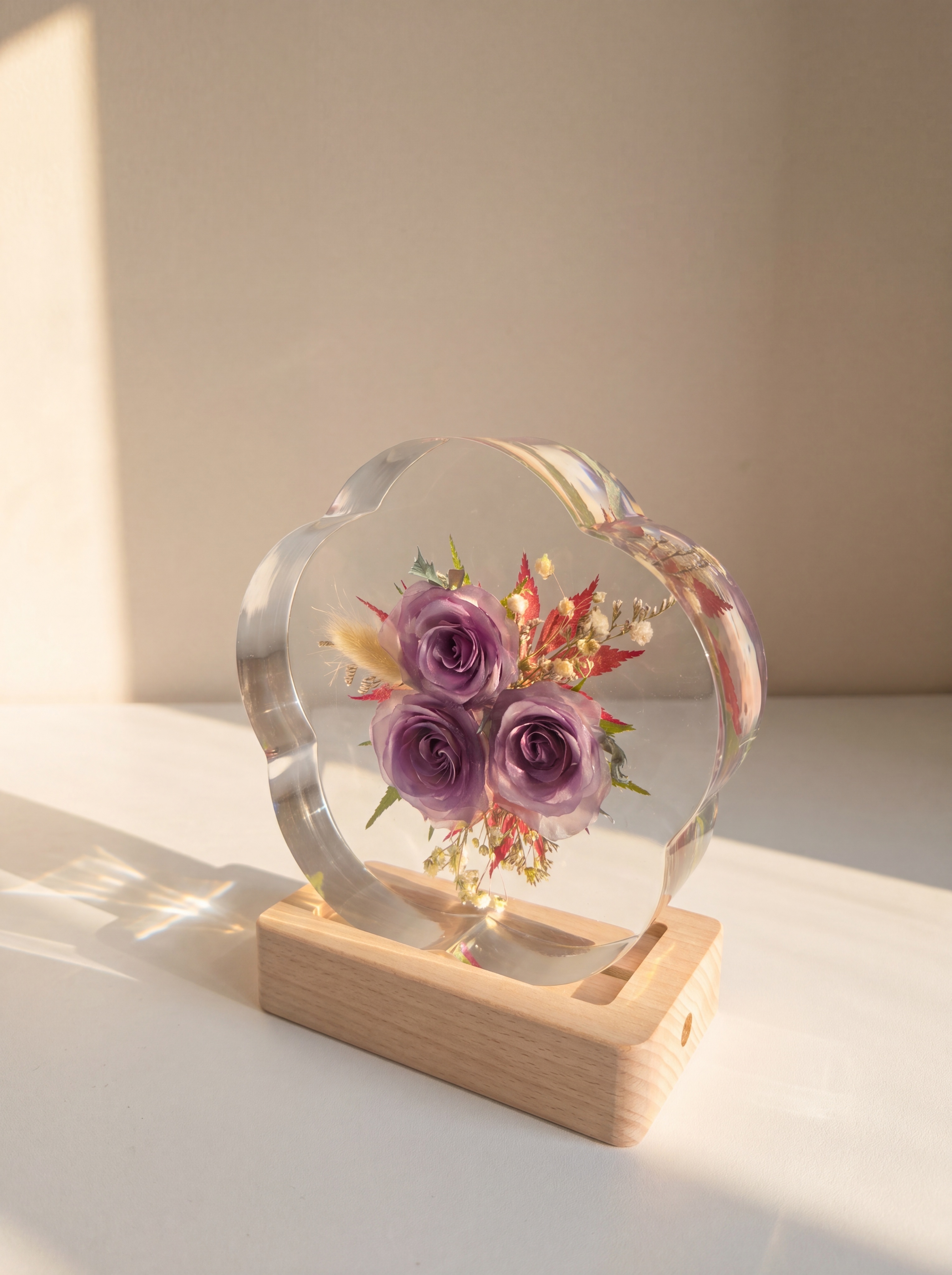 产品为梅花形树脂干花摆件，包含梅花形透明树脂块和原木底座，干花… - 图片创意预览