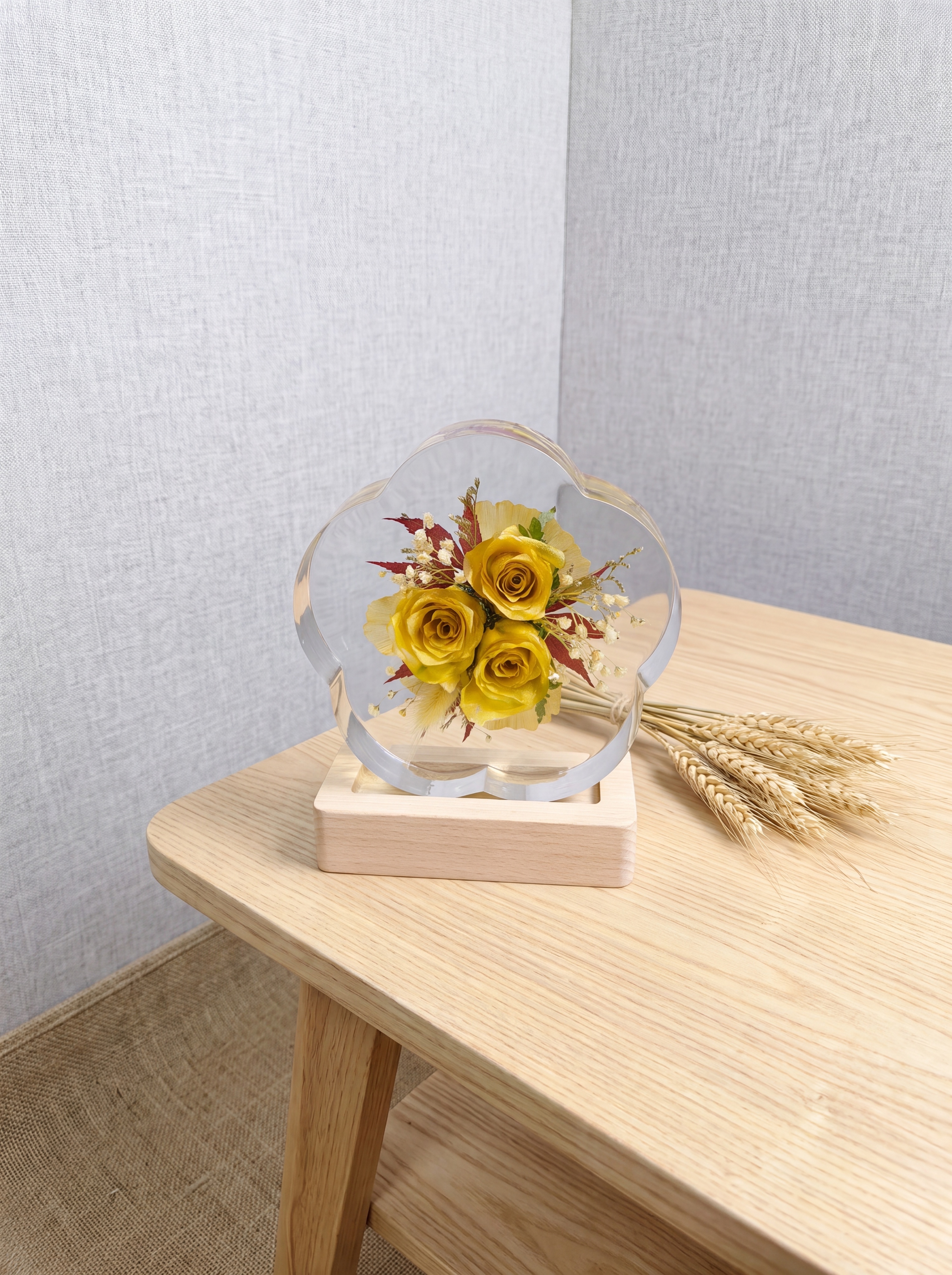 产品为梅花形圆形树脂干花摆件，包含梅花形透明树脂块和原木底座，… - 图片创意预览