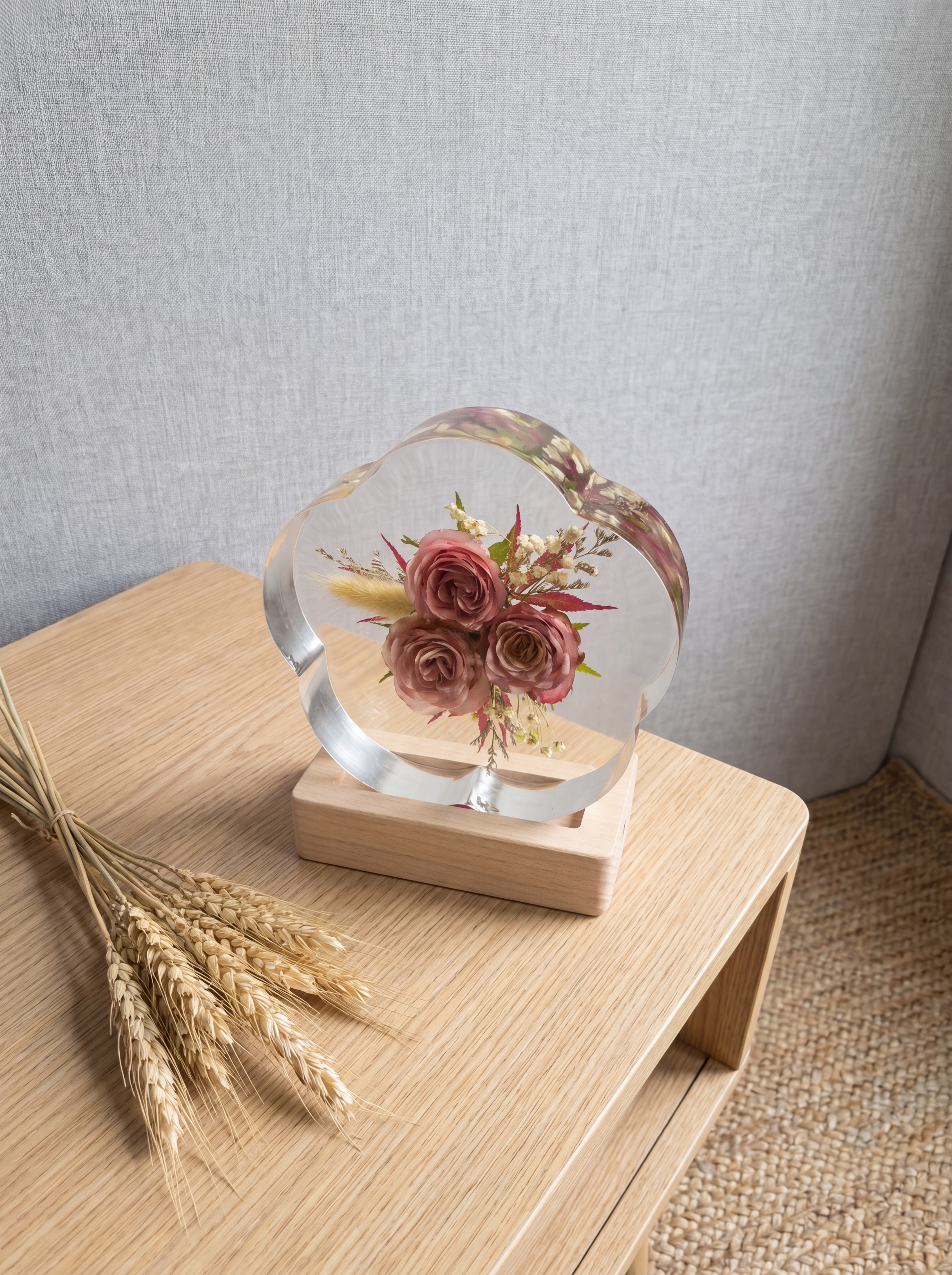 产品为梅花形树脂干花摆件，包含梅花形透明树脂块和原木底座，干花… - 图片创意预览