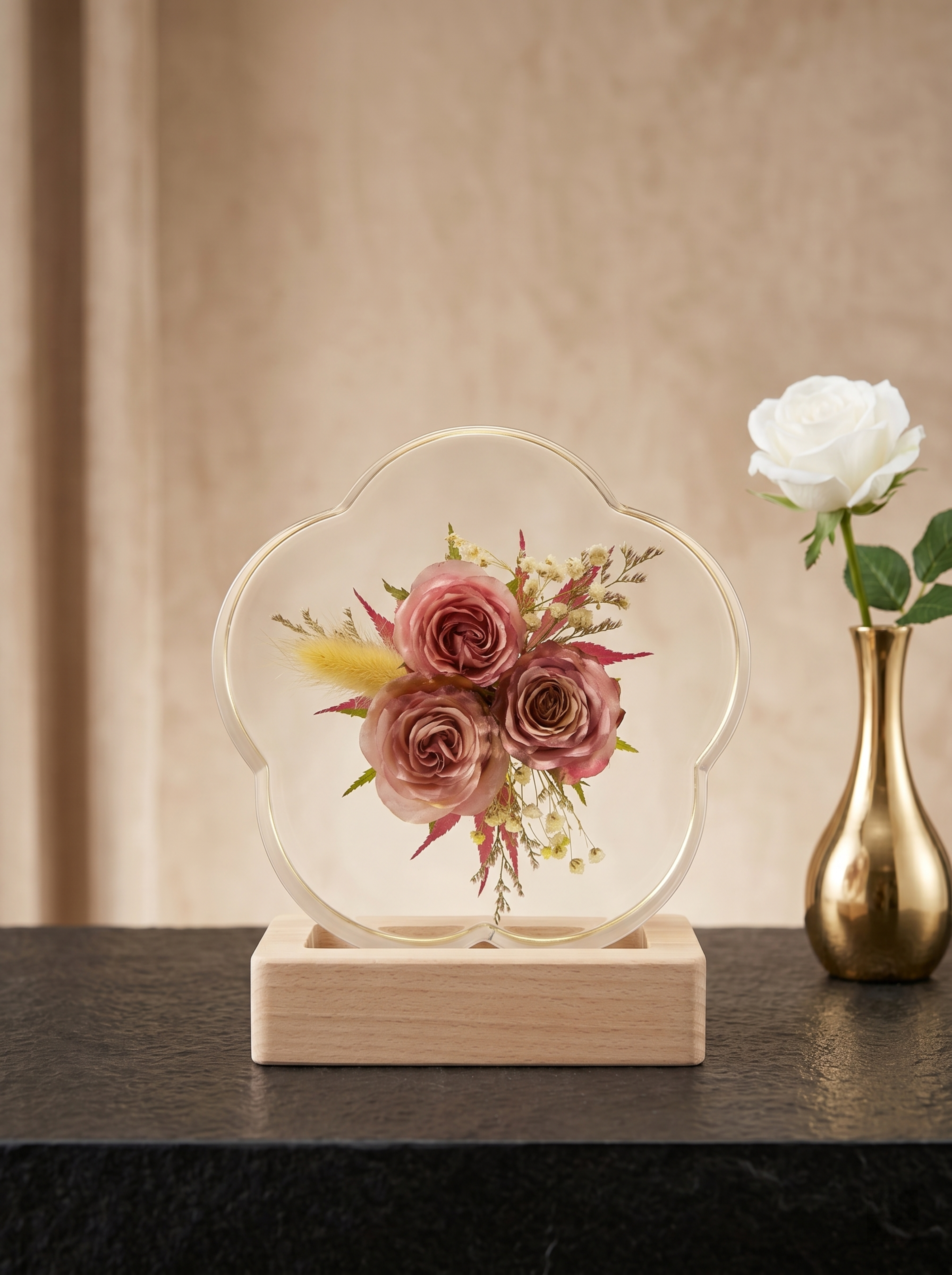 产品为梅花形树脂干花摆件，包含梅花形透明树脂块和原木底座，干花… - 图片创意预览
