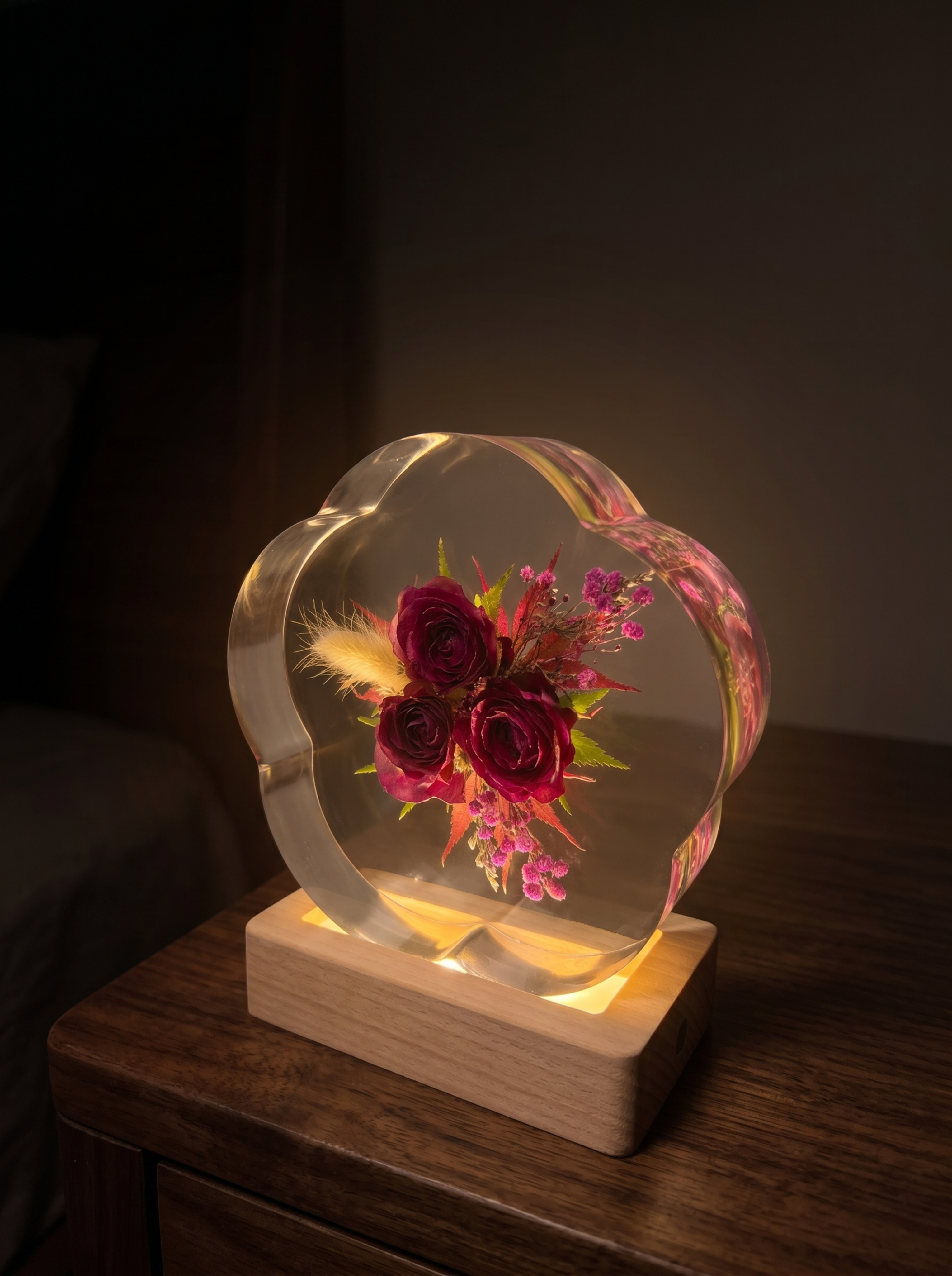 产品为梅花形树脂干花摆件，包含梅花形透明树脂块和原木底座，干花… - 图片创意预览