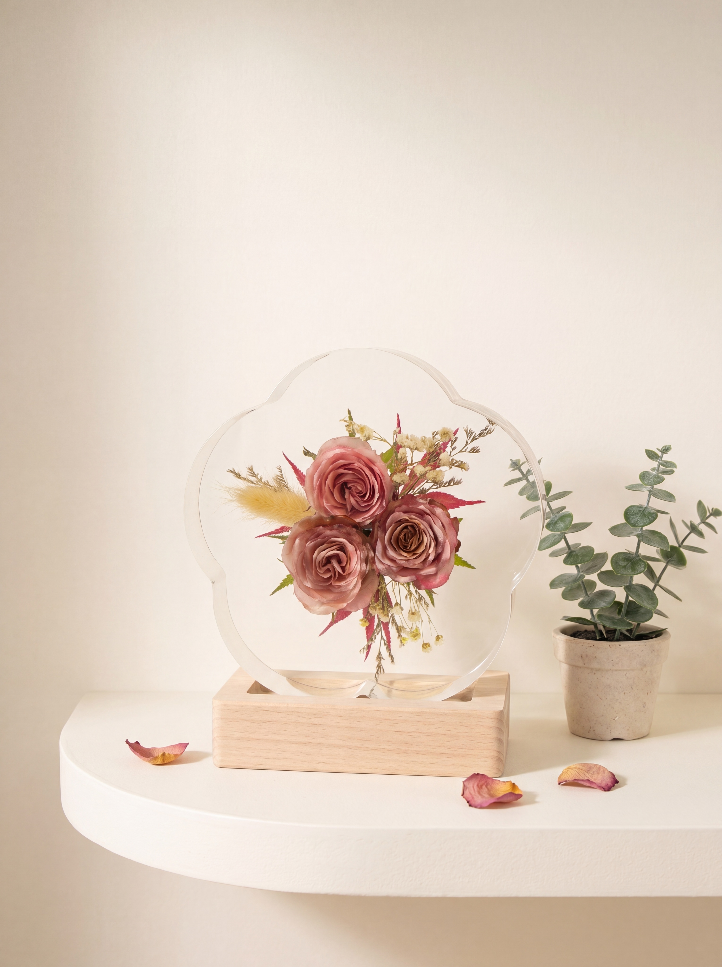 产品为梅花形树脂干花摆件，包含梅花形透明树脂块和原木底座，干花… - 图片创意预览
