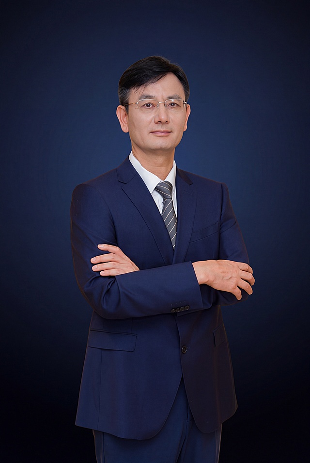 参考图1的商务蓝渐变背景风格，将图中人物的背景替换为同款精英商务深蓝色渐变背景，人物的五官、发型、服装、姿势、眼镜等所有细节完全保持不变，不要做任何修改，保持人物原样，只替换背景