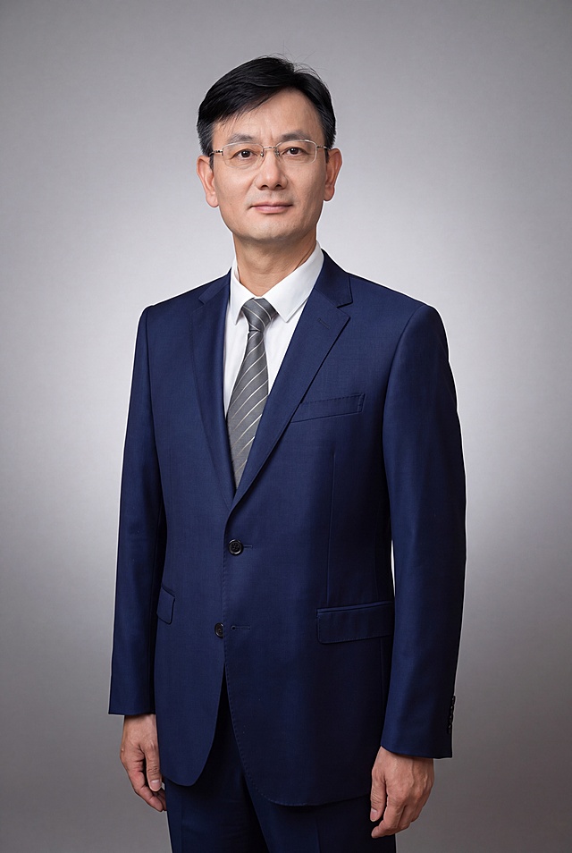 参考图5的浅灰色渐变精英商务背景风格，将图4的背景替换为图5同款浅灰色渐变商务背景，人物的五官、发型、眼镜、深蓝色西装、白衬衫、灰条纹领带、自然垂手站姿等所有人物特征和服装姿势保持不变，生成精英商务形象照，整体光影质感与图5一致，专业商务摄影风格