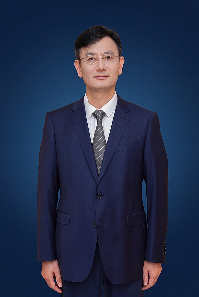 参考图1的商务蓝渐变背景风格，将图中人物的背景替换为同款精英商务深蓝色渐变背景，人物的五官、发型、服装、姿势、眼镜等所有细节完全保持不变，不要做任何修改，保持人物原样，只替换背景