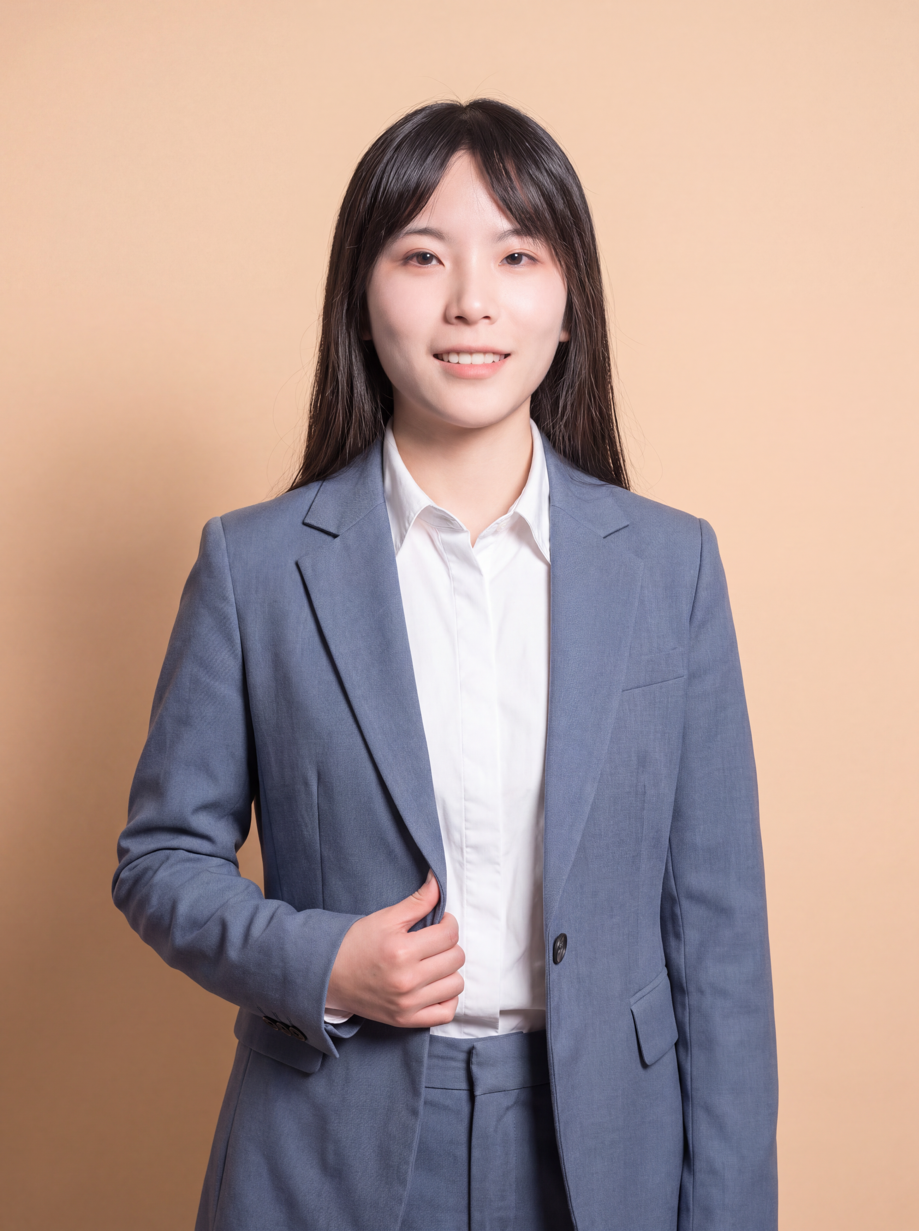 参考图中保留人物脸型、发型、年龄等特征生成教师职业形象照,标准… - 图片创意预览