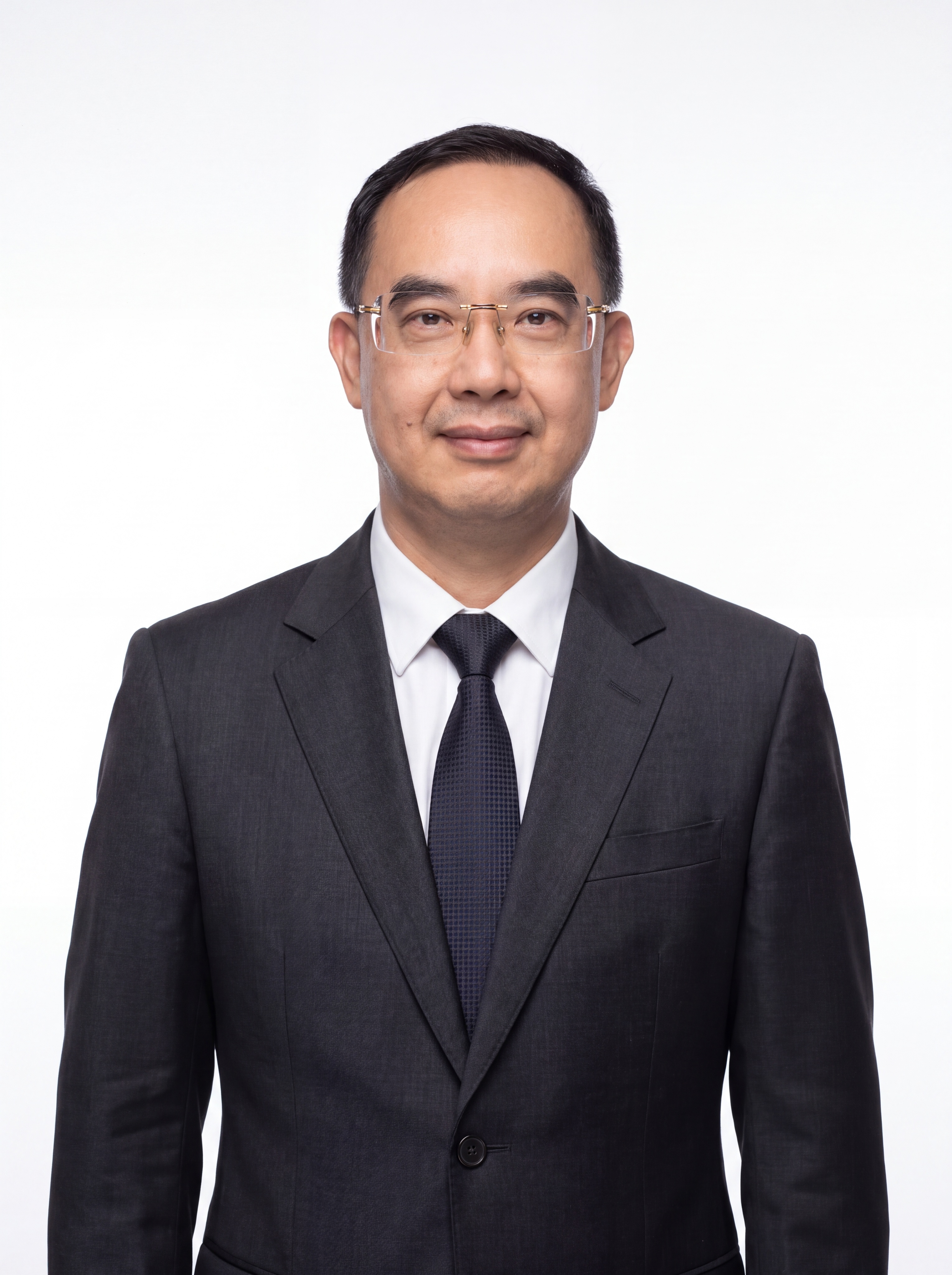参考图中人物的面部特征、发型、年龄、眼镜和五官，严格保留原本样… - 图片创意预览