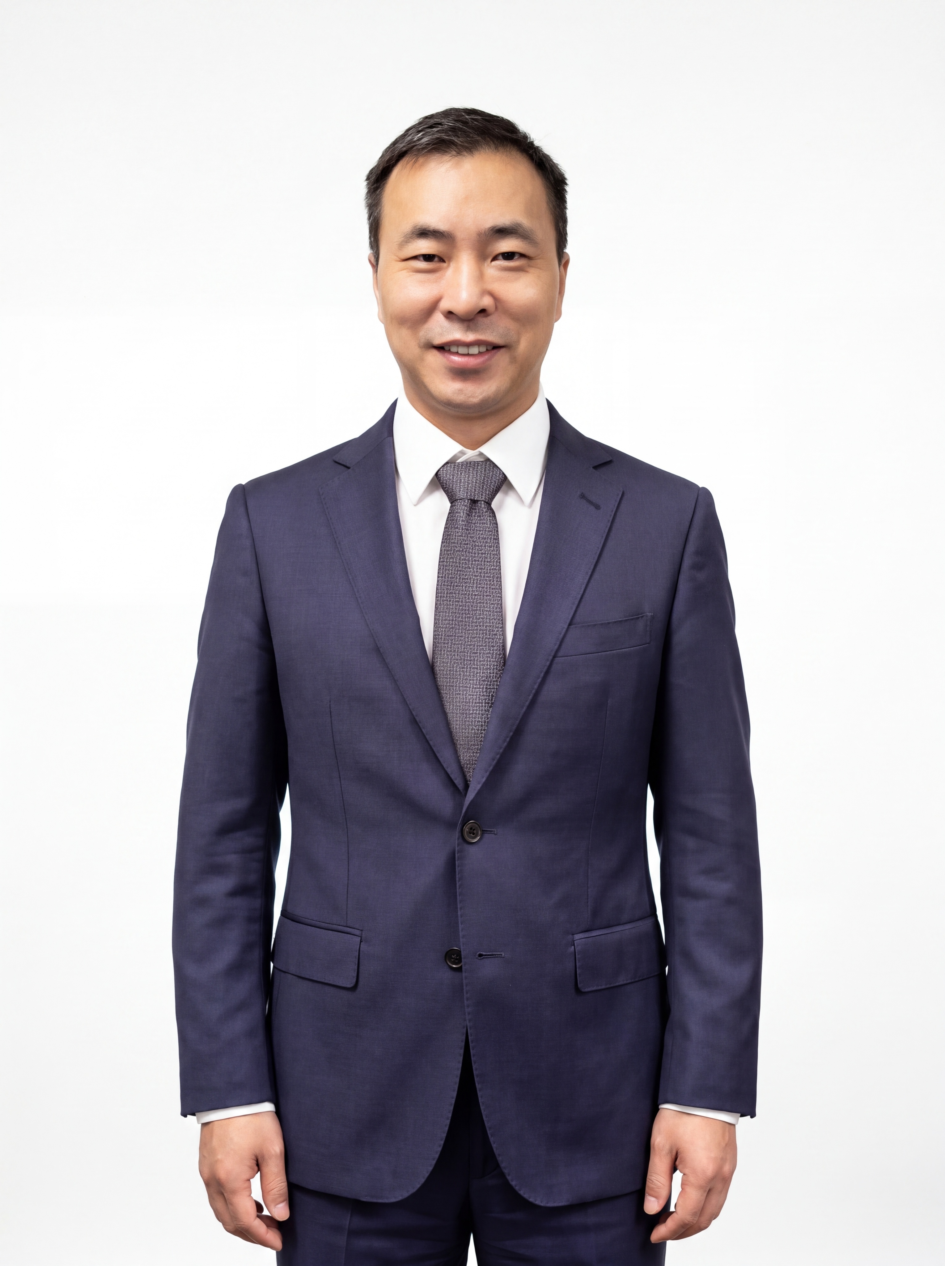 参考图中保留人物脸型、发型、年龄等特征生成金融投资行业职场形象… - 图片创意预览