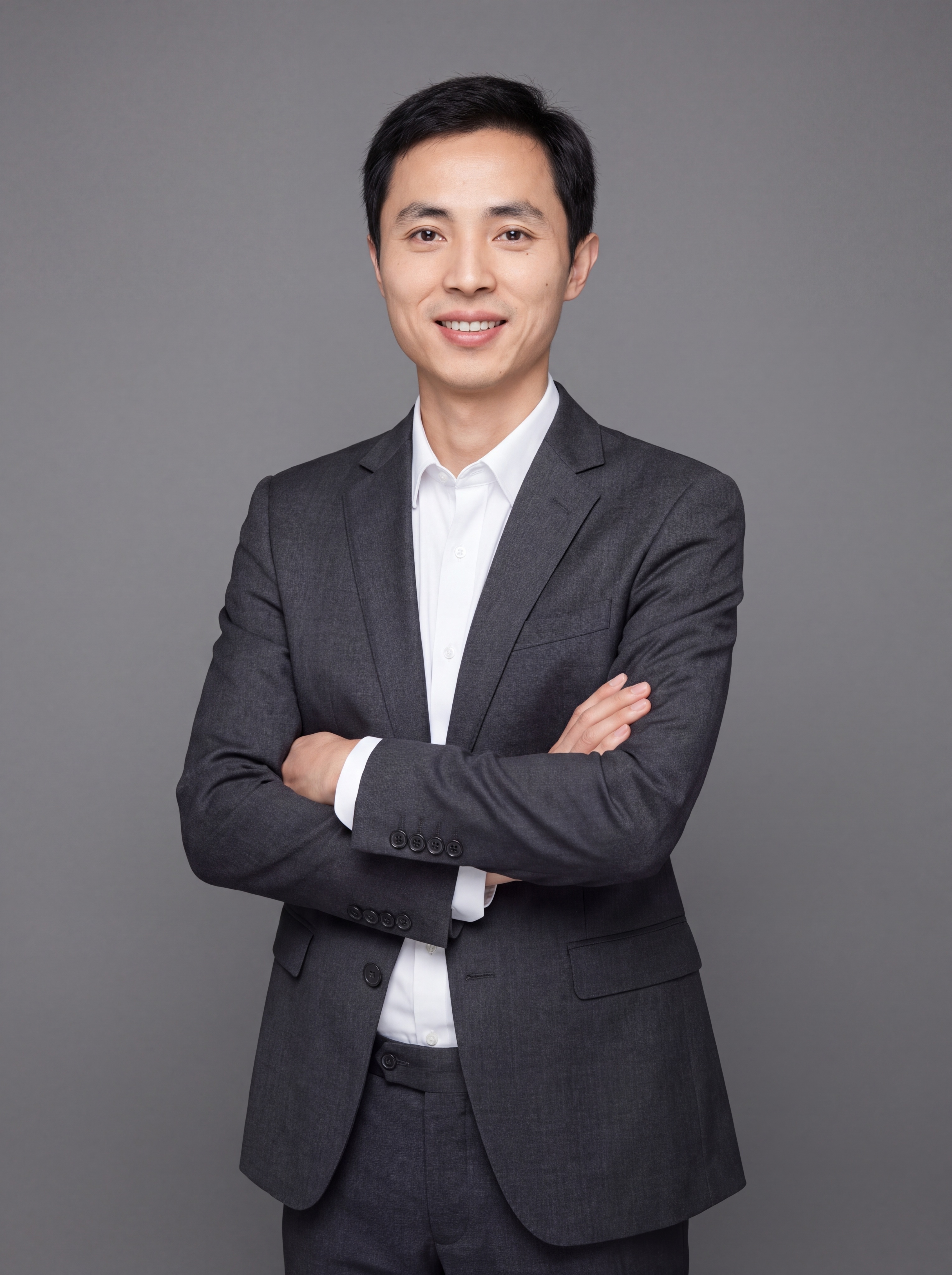 参考图中保留人物脸型、发型、年龄等特征生成职场形象照,标准焦段… - 图片创意预览