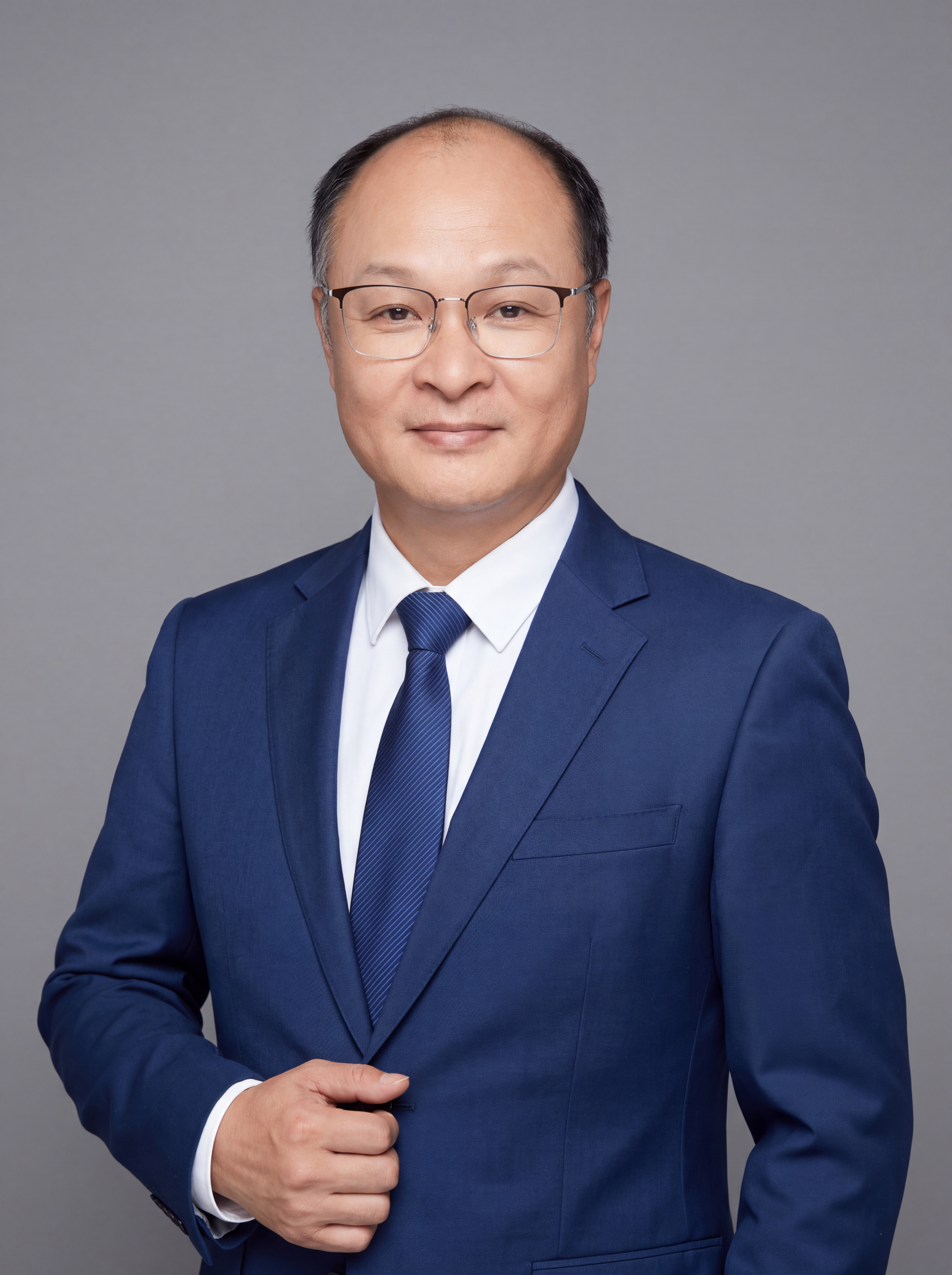 参考图中人物的脸型、五官、年龄、发型、眼镜特征保持不变，生成保… - 图片创意预览