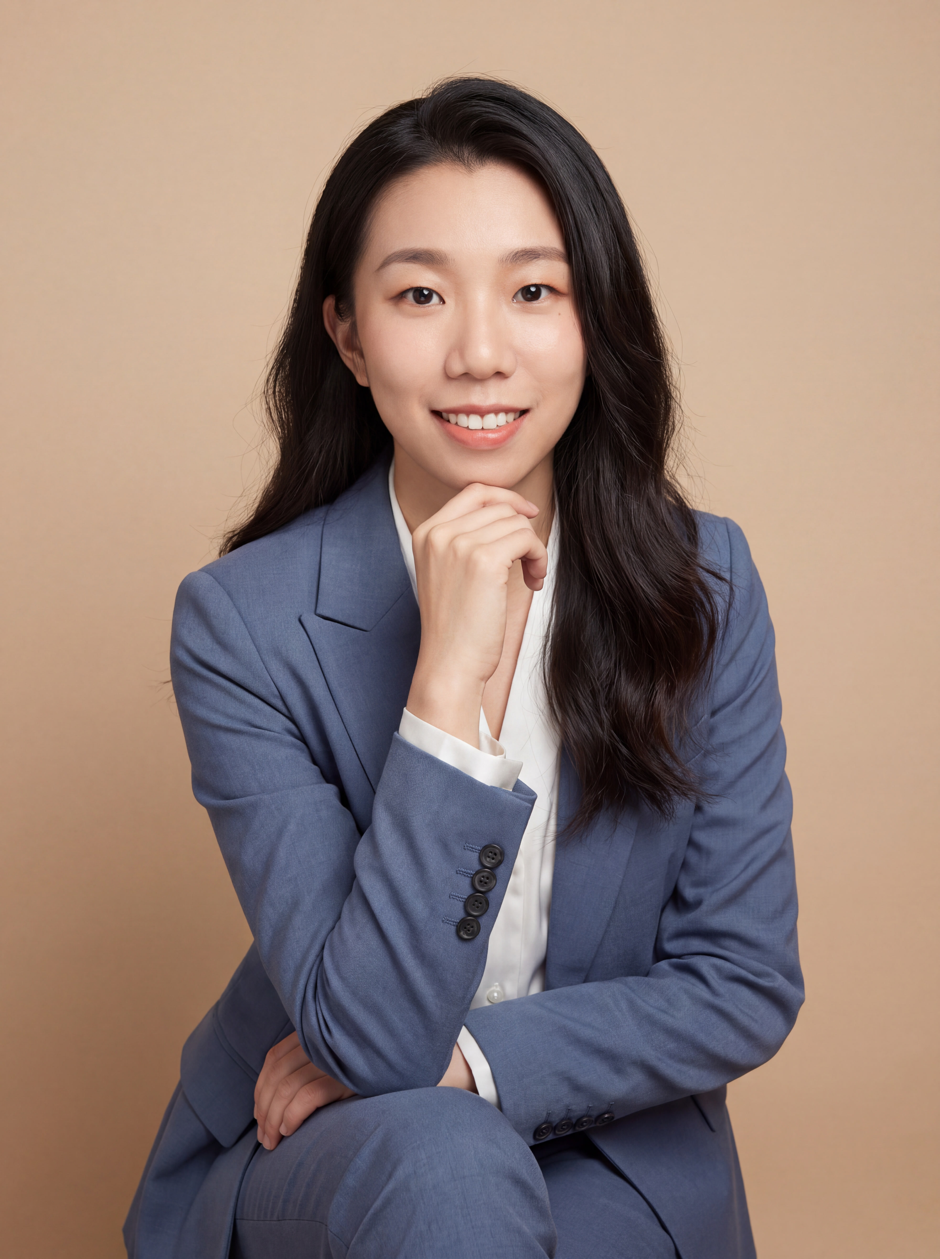 参考图中保留人物脸型、发型、年龄等特征生成保险行业职场正装形象… - 图片创意预览