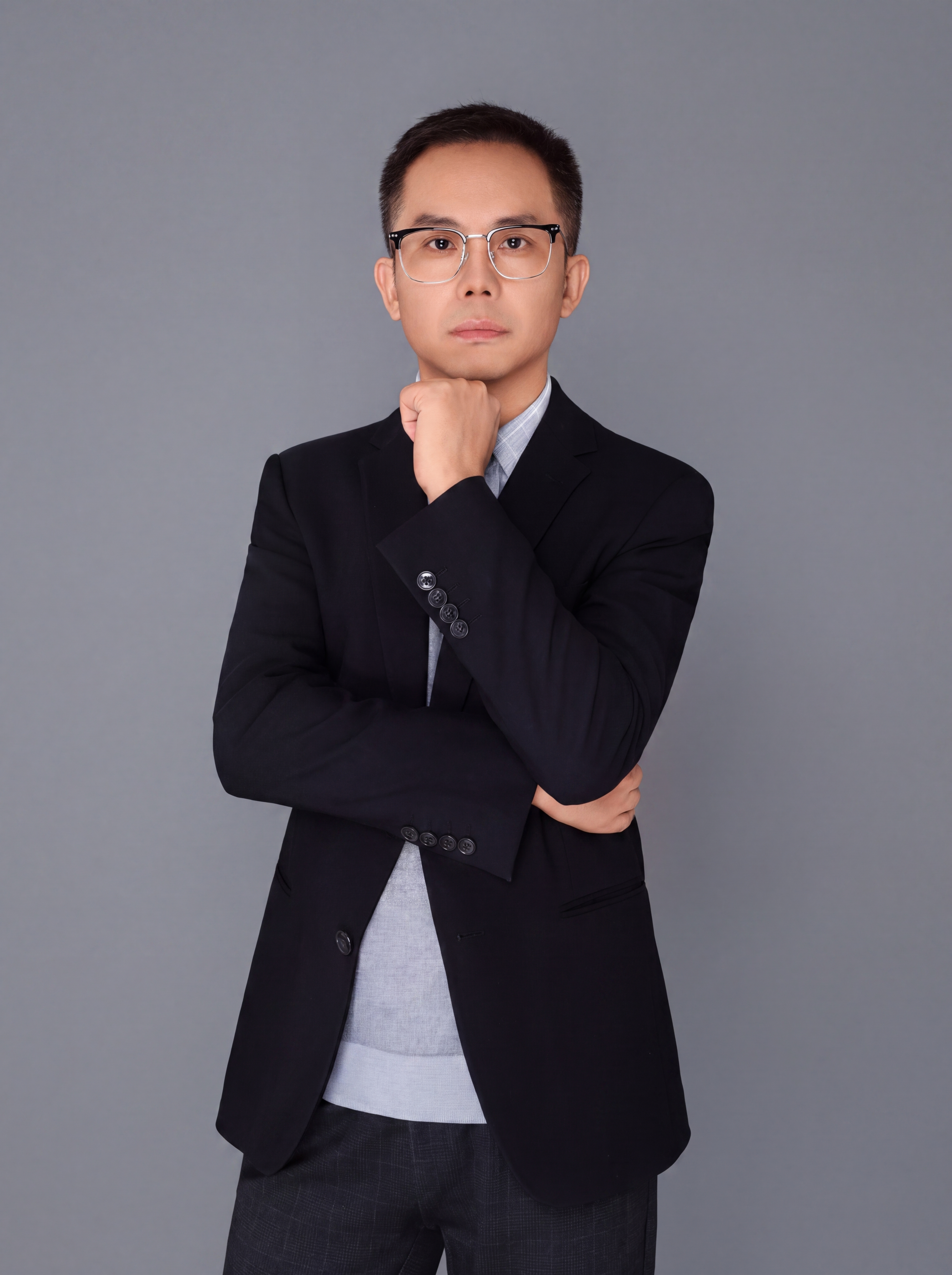 参考图中保留人物脸型、发型、年龄、眼镜等特征生成职场形象照，标… - 图片创意预览
