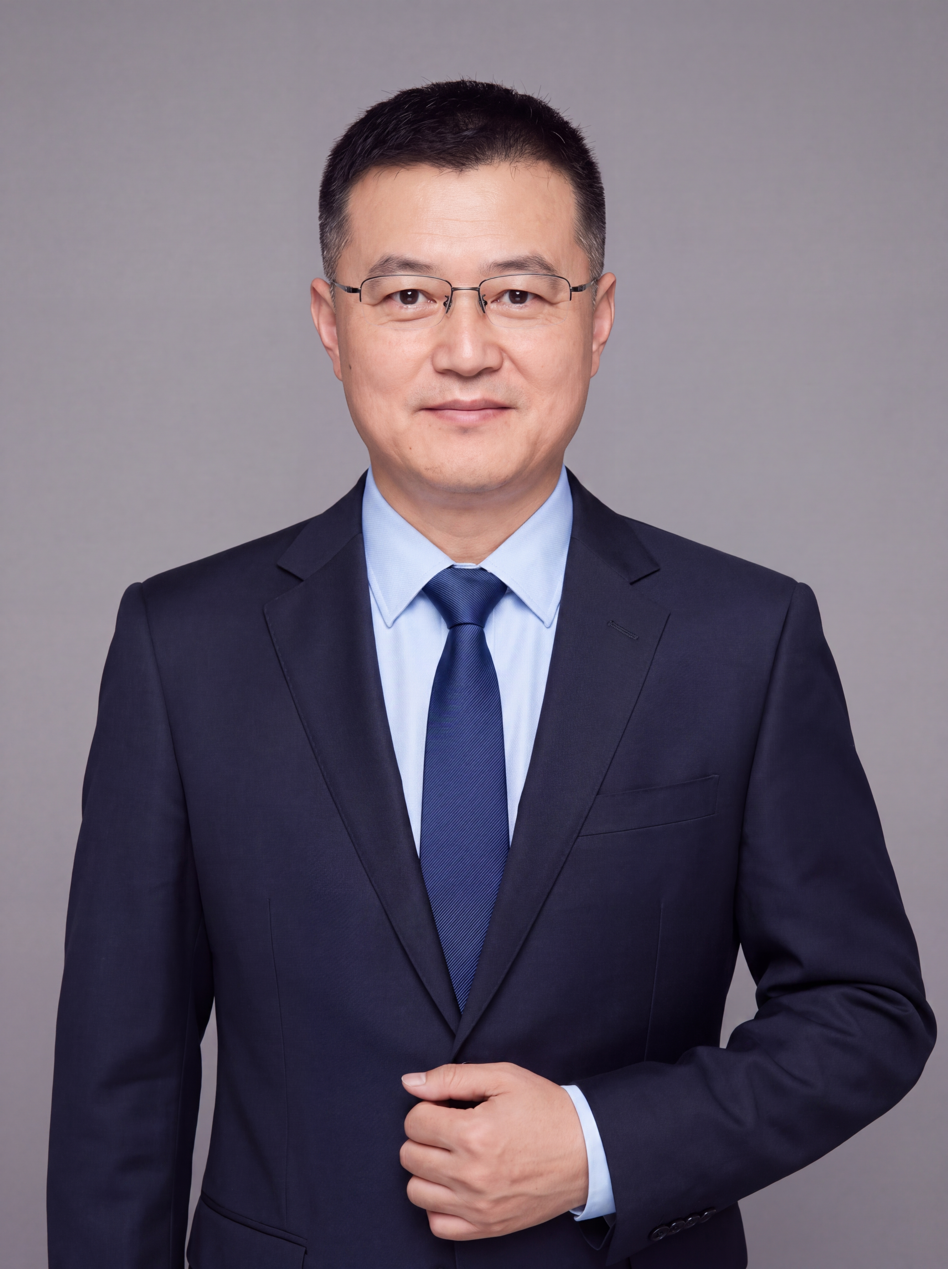 参考图中保留人物脸型、发型、年龄等特征生成企业高管商务形象照,… - 图片创意预览