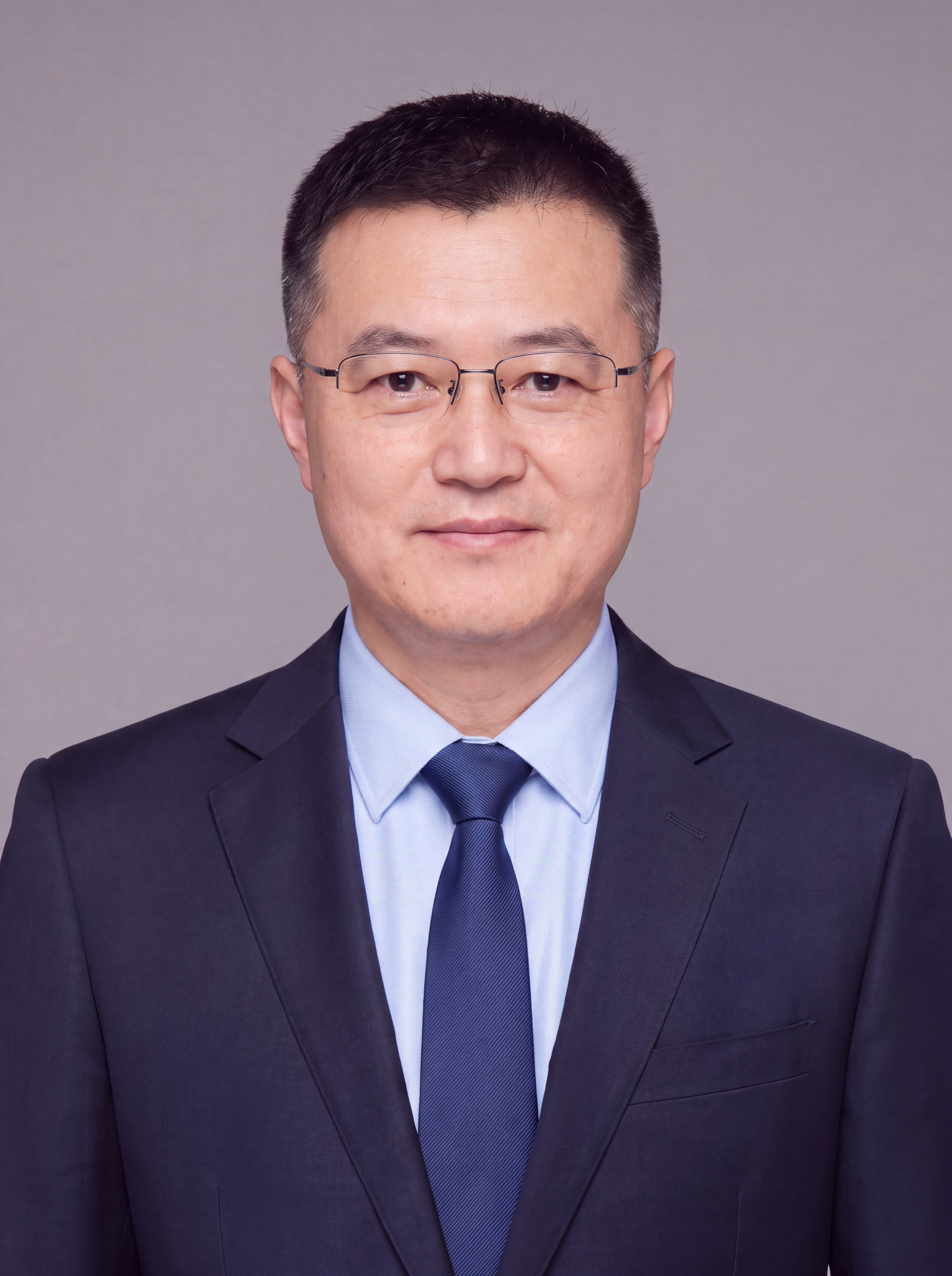 参考图中保留人物脸型、发型、年龄、眼镜等全部特征生成企业高管商… - 图片创意预览