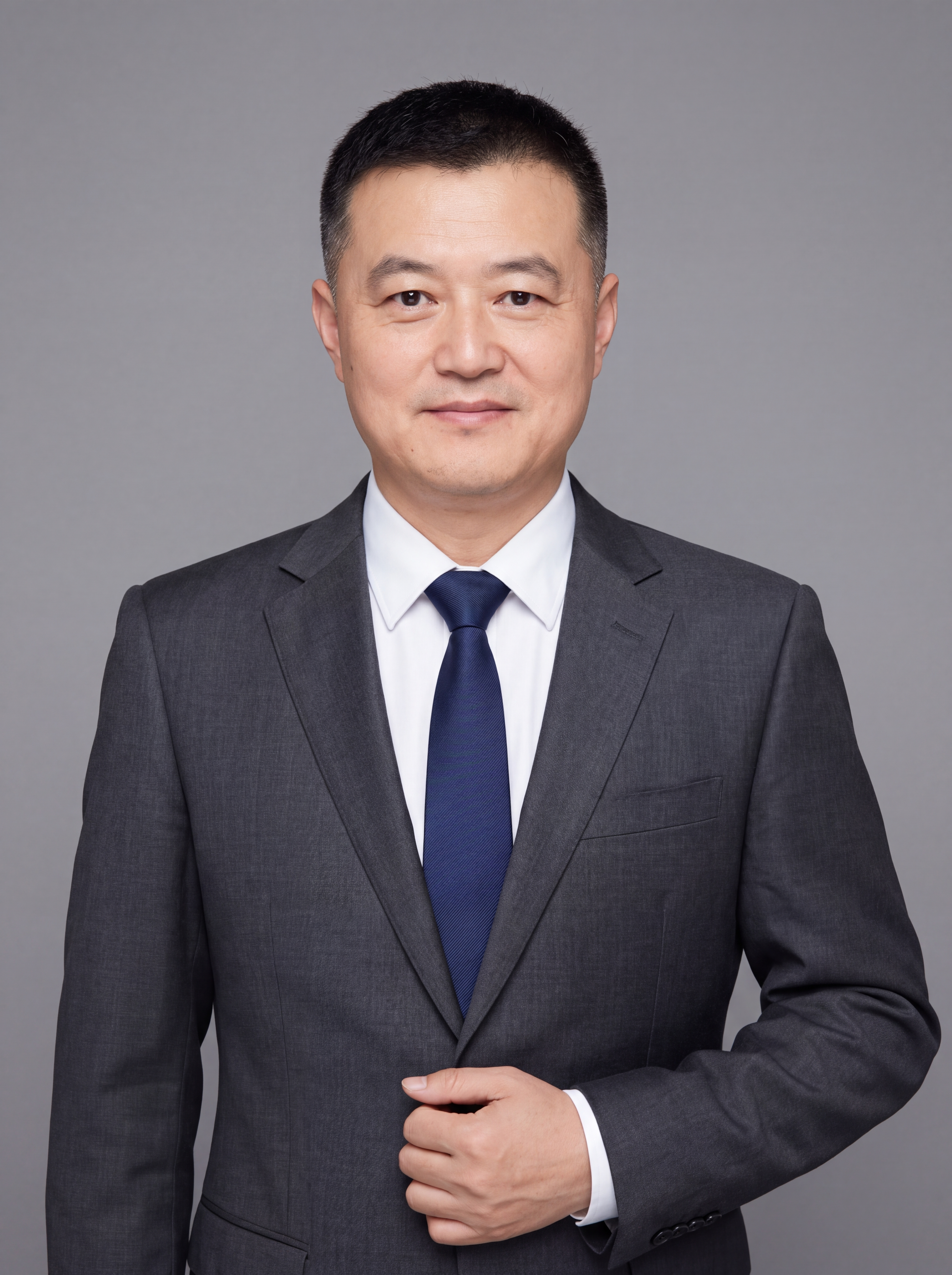 参考图中保留人物脸型、发型、年龄等特征生成职场形象照,标准焦段… - 图片创意预览