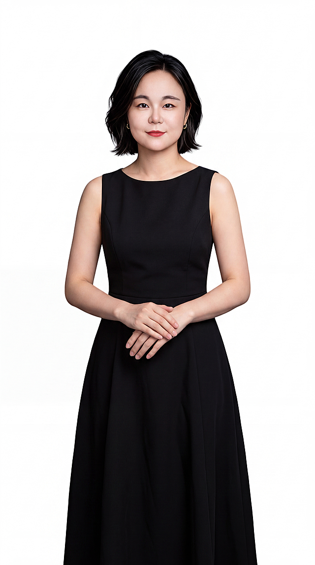 基于参考图中的女性人物，向下扩展生成完整的下半身，保持人物脸型、发型、肤色、黑色无袖连衣裙完全一致，双手交叠放在身前的姿势保持不变，手部细节与真人一致，手指自然修长，皮肤纹理真实。生成全身照，人物站姿端正，黑色连衣裙下摆自然垂坠，身形比例协调自然，纯白色背景，光线均匀柔和，专业人像摄影质感，高清写实，皮肤细节真实自然，画面上下衔接自然无缝