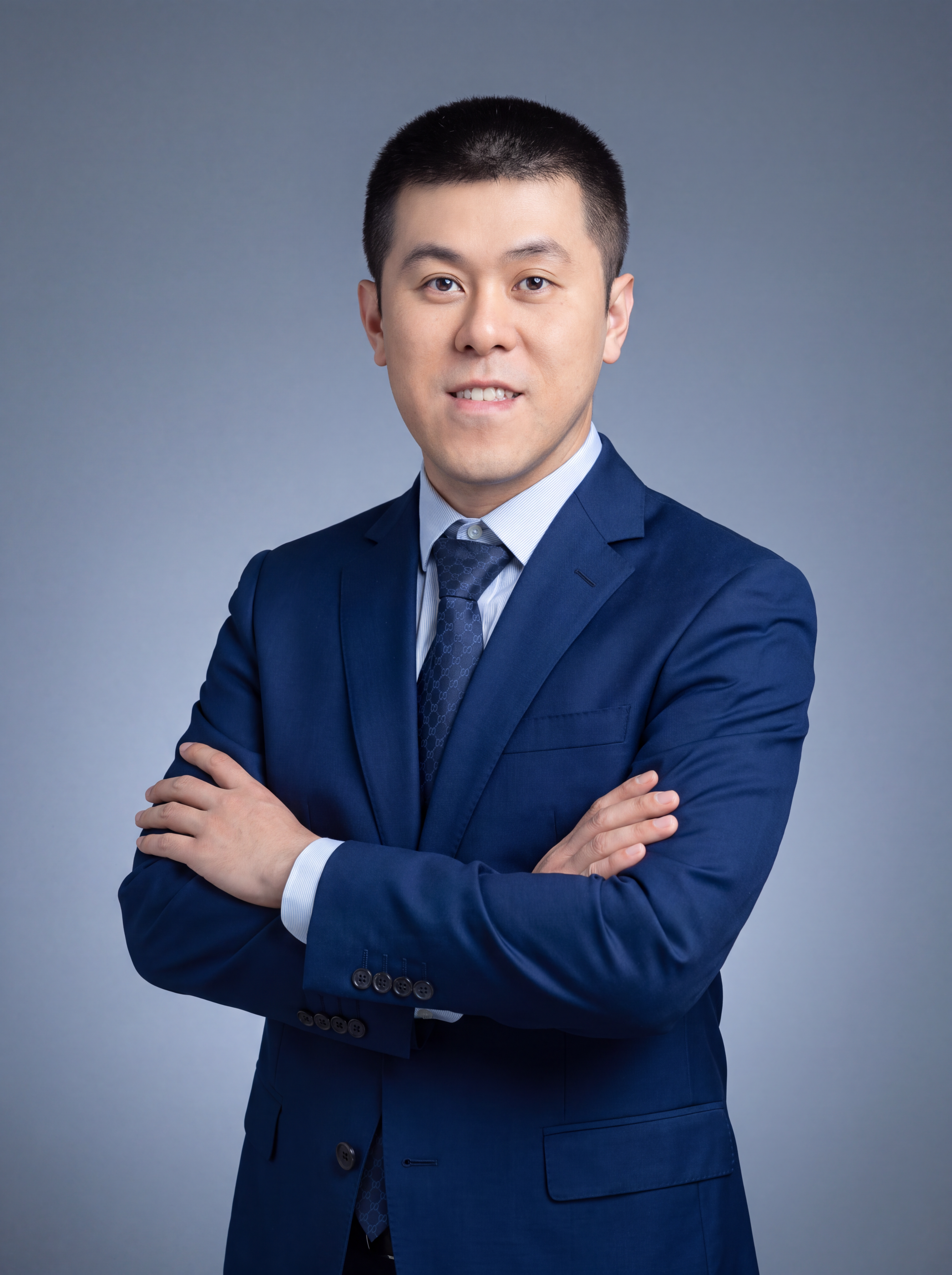 参考图中保留人物脸型、发型、年龄等特征生成金融法律从业者职场形… - 图片创意预览
