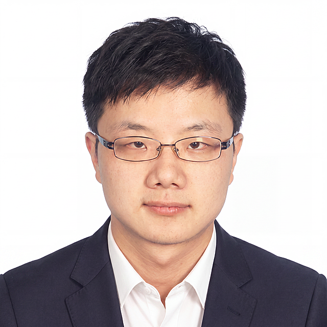 保留人物的面部特征、眼镜、西装和白衬衫完全不变，将发型更换为自然蓬松的纹理短发，发丝有层次感但不过分夸张，发型自然不僵硬，有轻微的蓬松感和纹理走向，看起来清爽自然又不失精神，适合日常和职场。保持原图的白色背景和光线风格不变，人物五官、脸型、肤色完全保留。