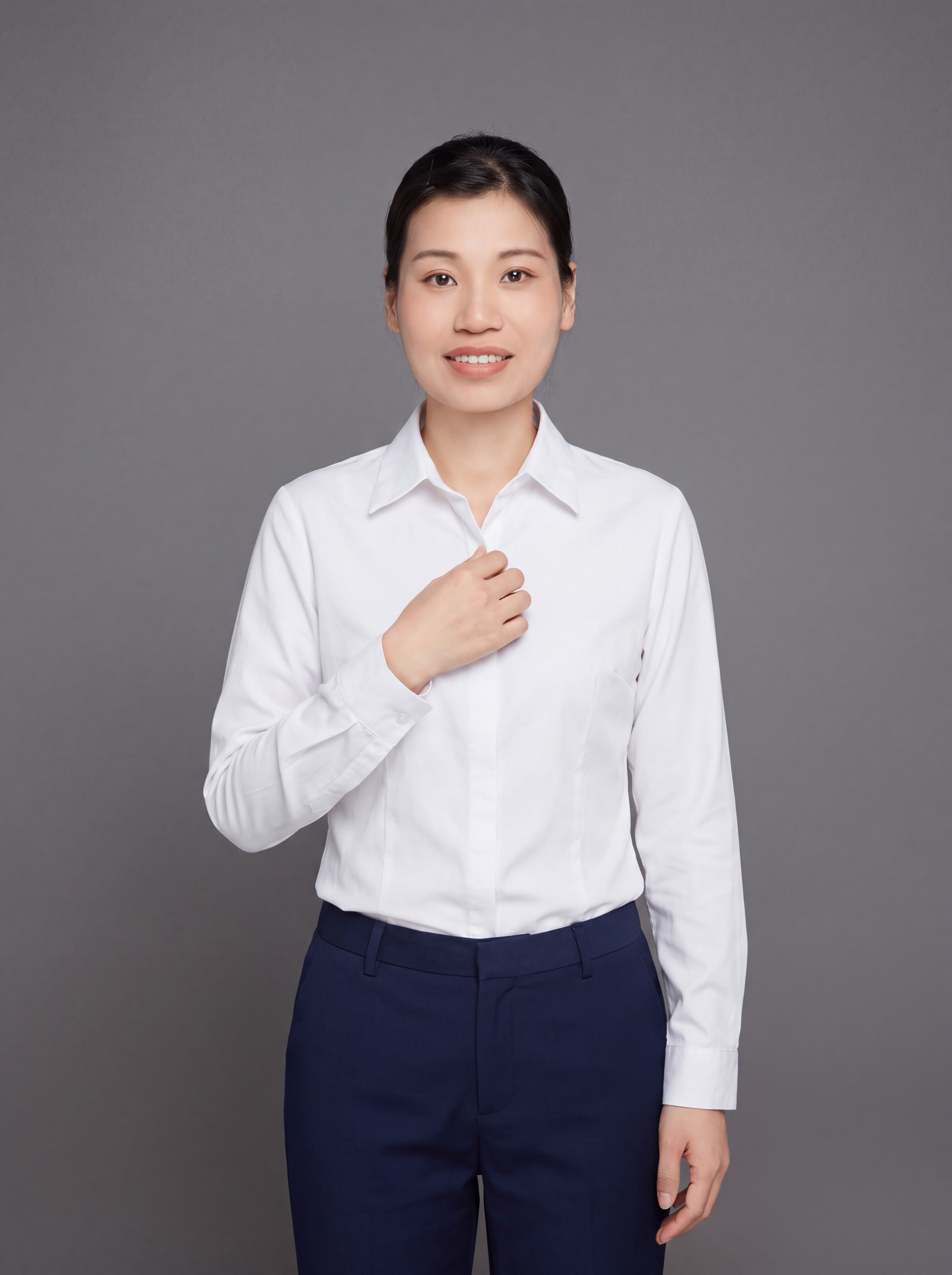 参考图中保留人物脸型、发型、年龄等特征生成教师职业形象照,标准… - 图片创意预览