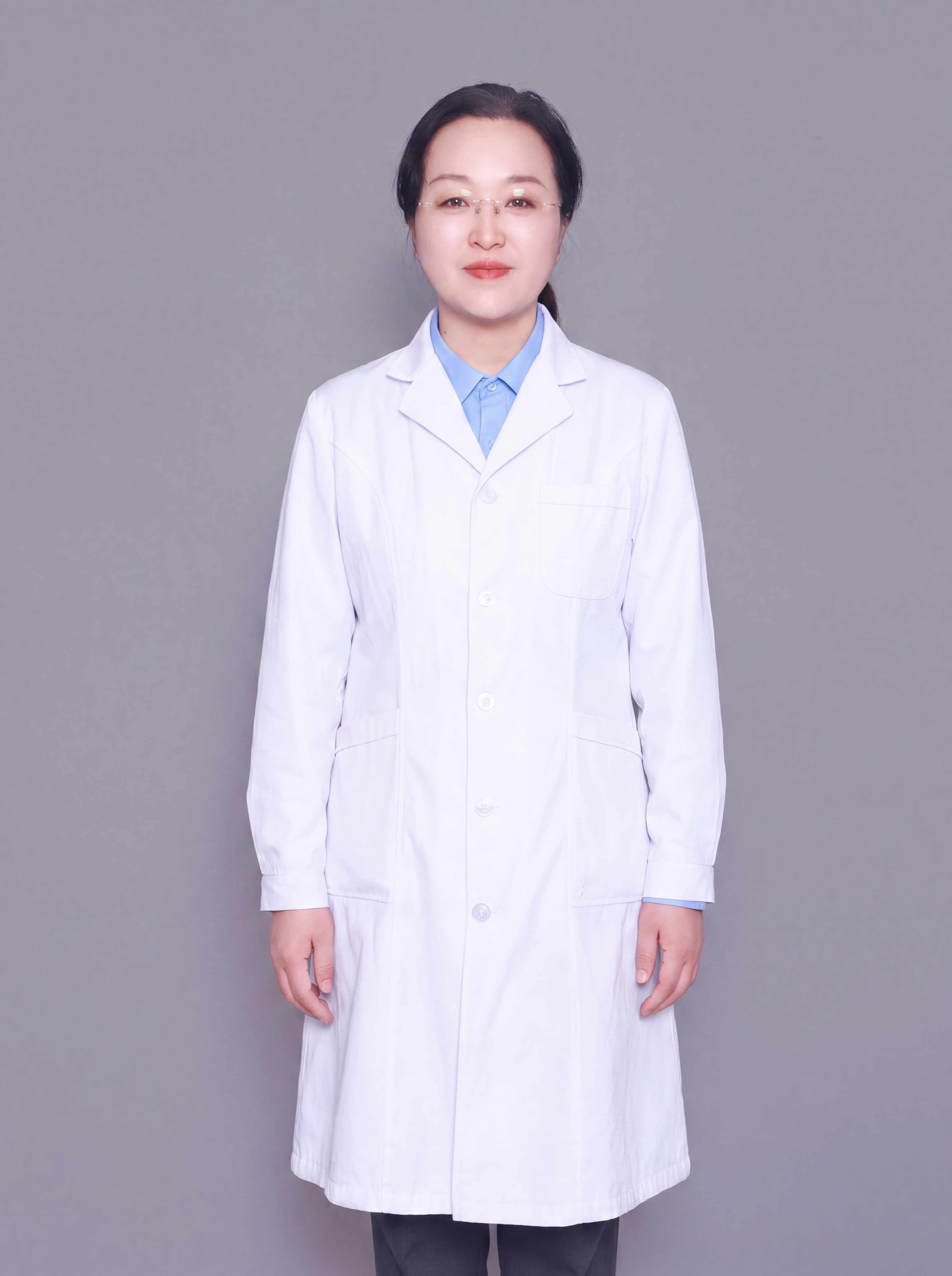 参考图中保留人物脸型、发型、年龄、五官、眼镜等所有面部特征生成… - 图片创意预览