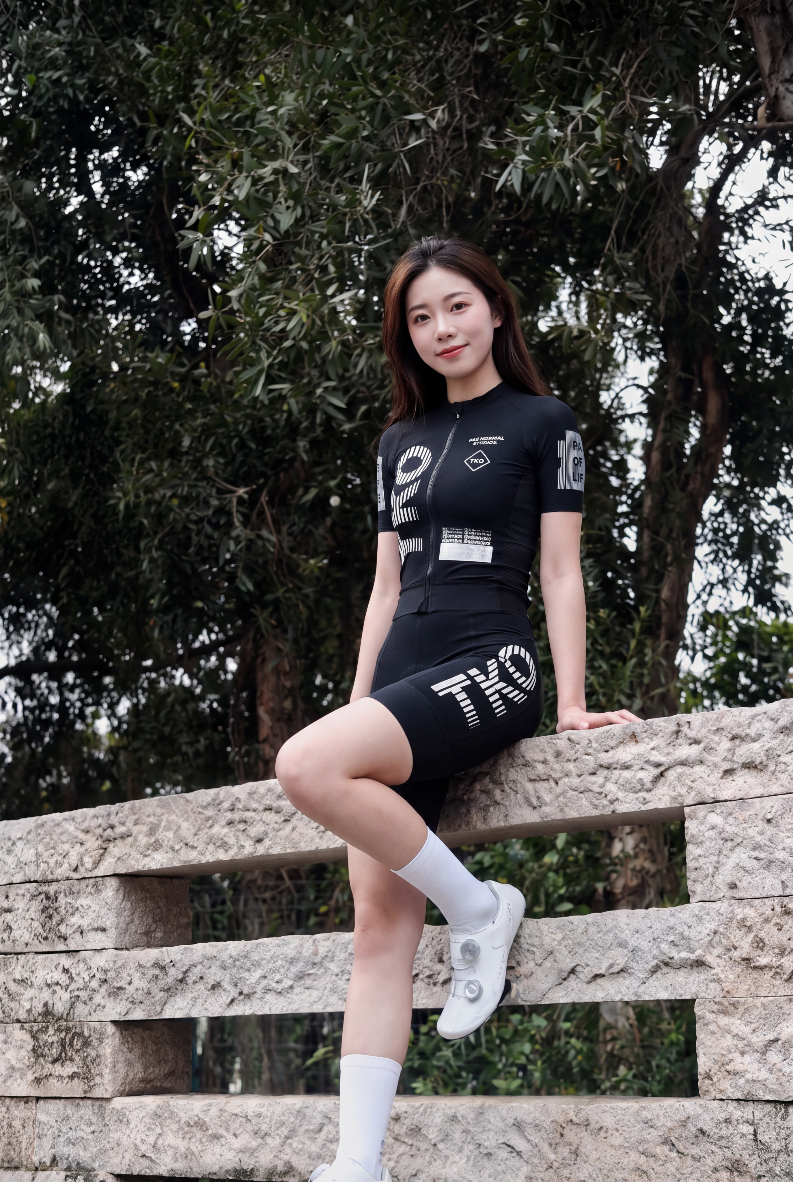 请将参考图2的【黑色短袖骑行服套装（含短袖拉链上衣+骑行短裤）… - 图片创意预览