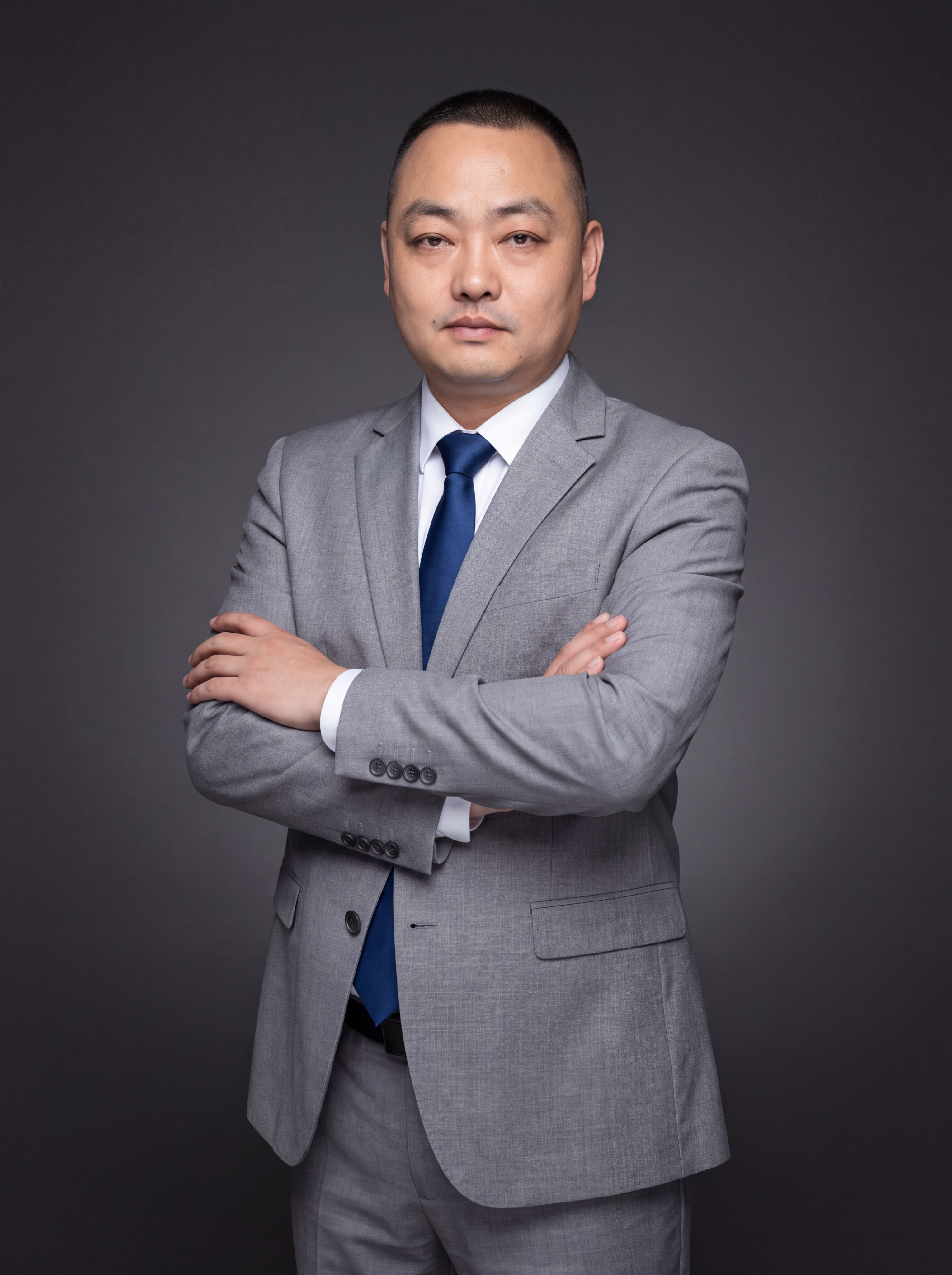 参考图中人物的脸型、五官、发型、年龄等面部特征完全保留不变，生… - 图片创意预览