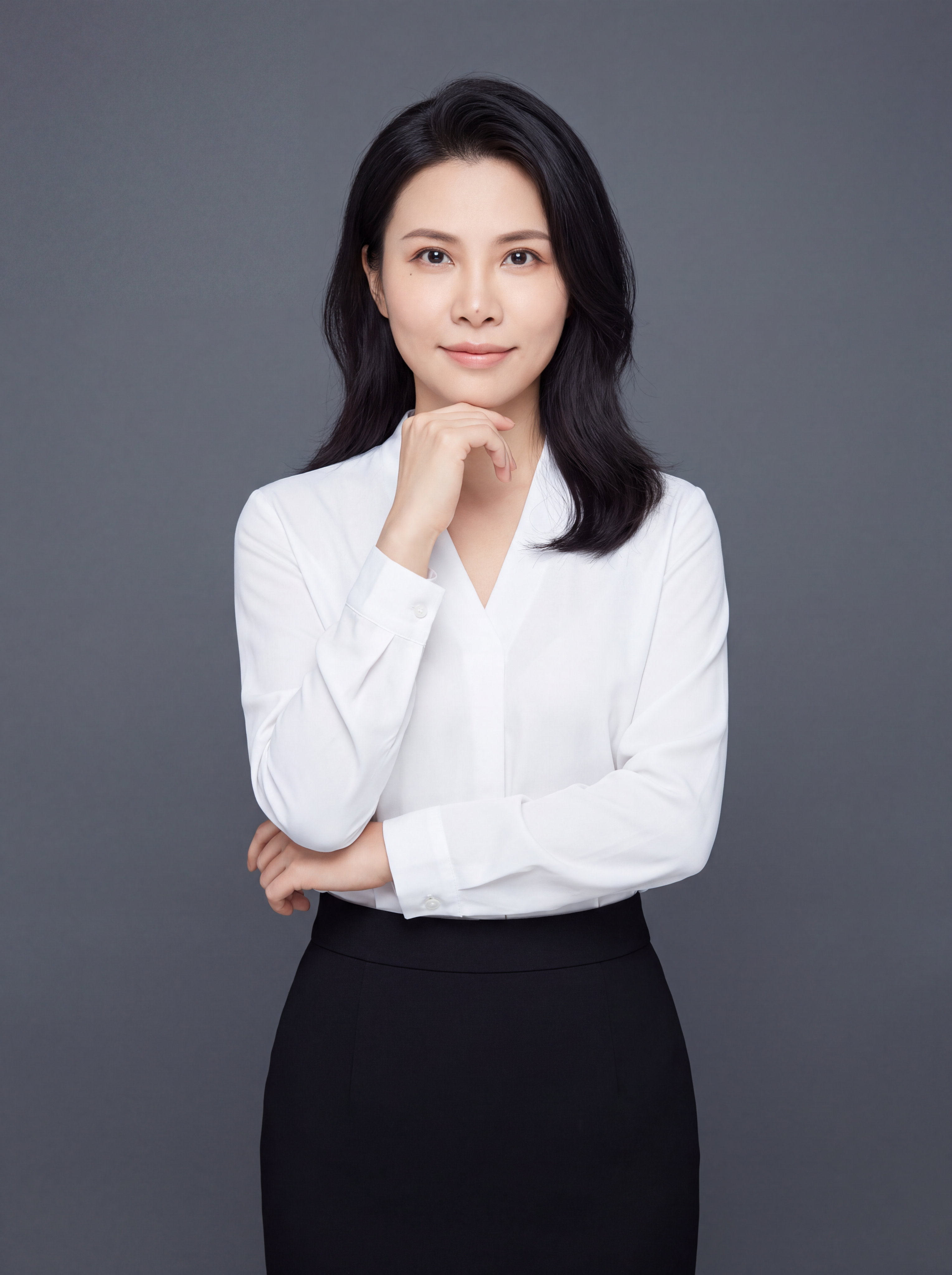 参考图中保留人物脸型、发型、年龄等特征生成职场形象照,标准焦段… - 图片创意预览