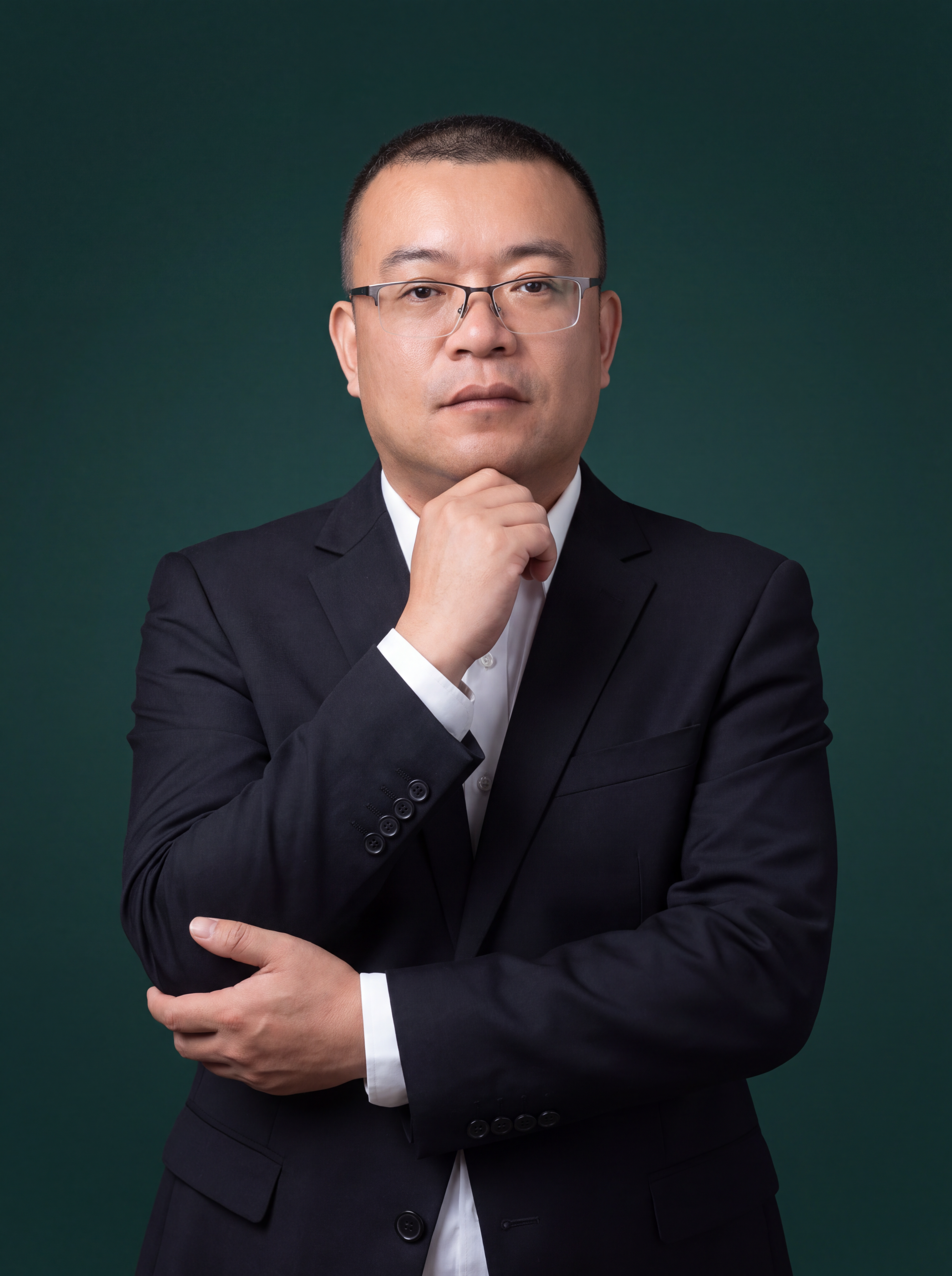 参考图1中人物的脸型、五官、年龄等面部特征，保留佩戴眼镜的特征… - 图片创意预览