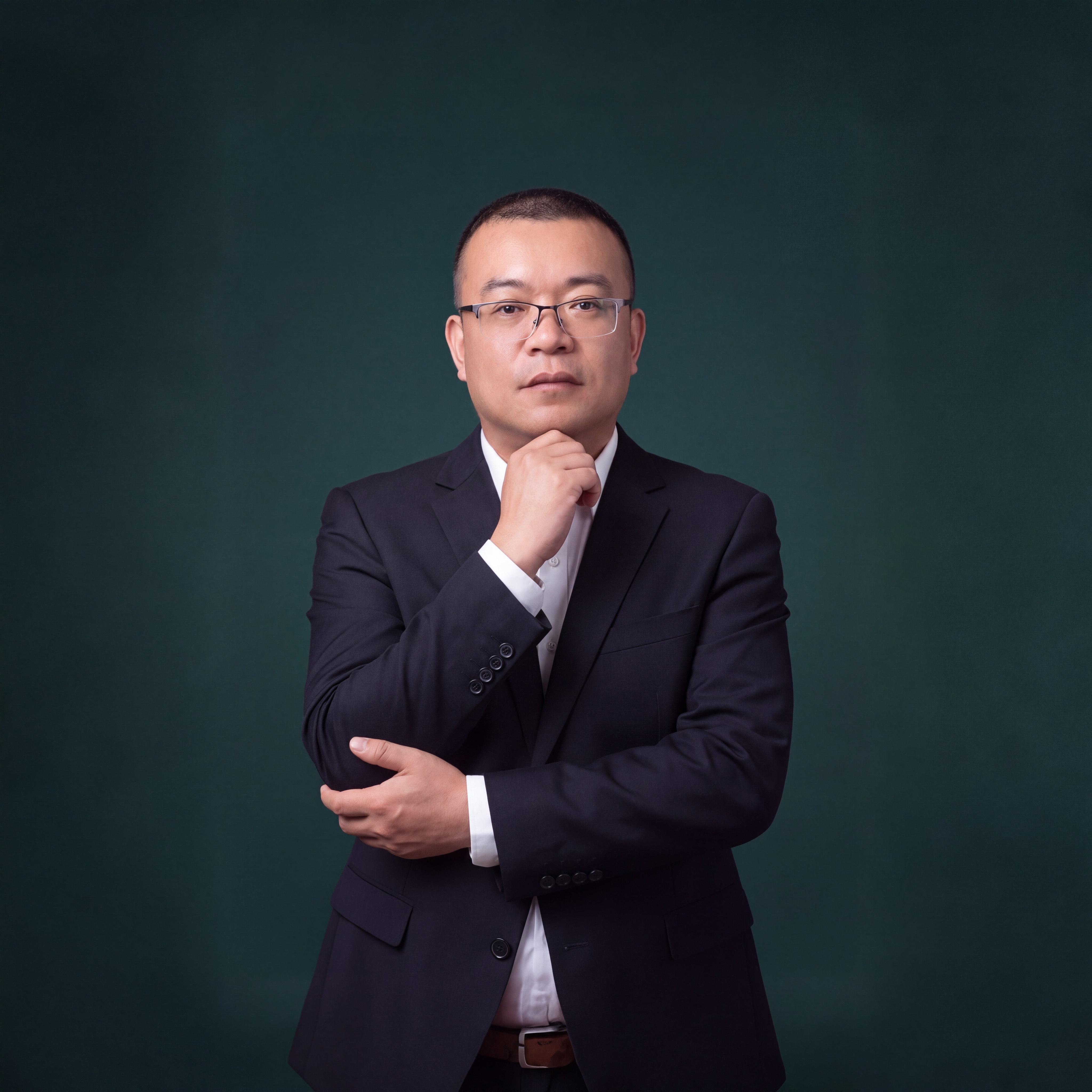 参考图中保留人物脸型、发型、五官等核心特征生成职场形象照，人物… - 图片创意预览
