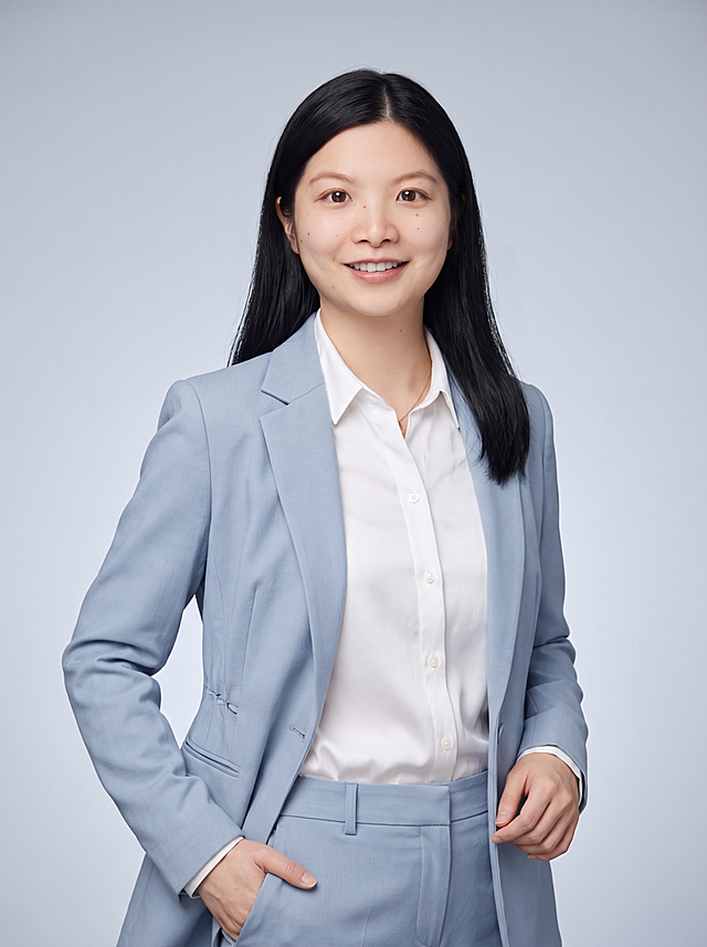 参考图中人物的脸型、五官、发型、年龄等面部特征完全保留，不要改变脸部样貌。更换服装为浅蓝色系列的时尚商务穿搭，清新优雅不沉闷。身穿雾霾蓝/浅蓝色垂坠感西装外套，收腰剪裁，面料有细腻质感，设计简约利落；内搭白色真丝衬衫或浅蓝条纹衬衫，优雅有质感；下装同色系西装裤。整体穿搭商务但不沉闷，清新柔和，色调干净高级。保留人物原本的面部痣和细节特征，妆容自然清透。背景为浅灰蓝色渐变纯色背景，与服装呼应，柔和高级。半身像，人物姿态自然放松，一手轻插兜或自然垂放，面带微笑，自信从容。画质超高分辨率，现代精致感，正面柔光，4800K中性光，真实皮肤细节。严格保留人物面部原貌，不要换脸。画面比例3:4。