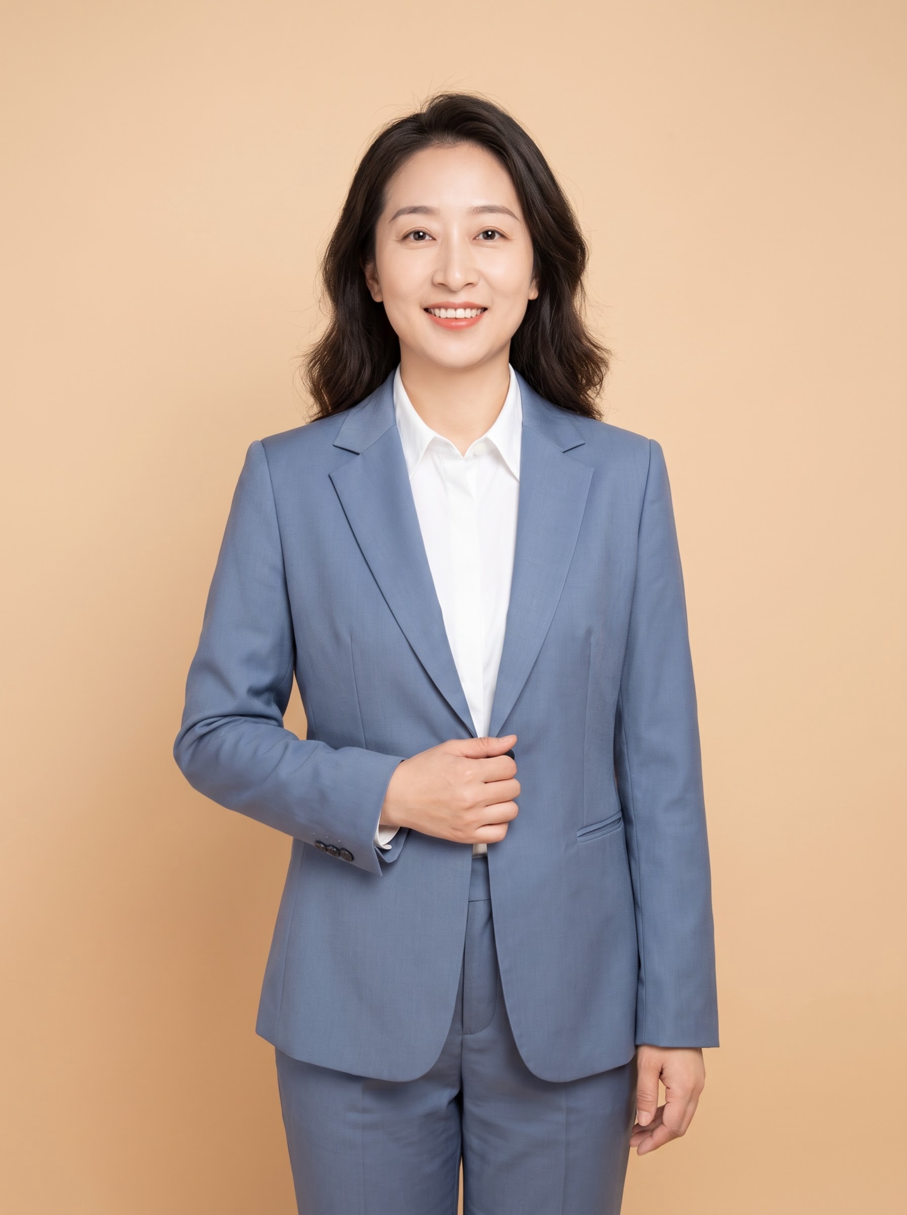 参考图中右边的女孩，保留其脸型、发型、年龄等面部特征，生成专业… - 图片创意预览