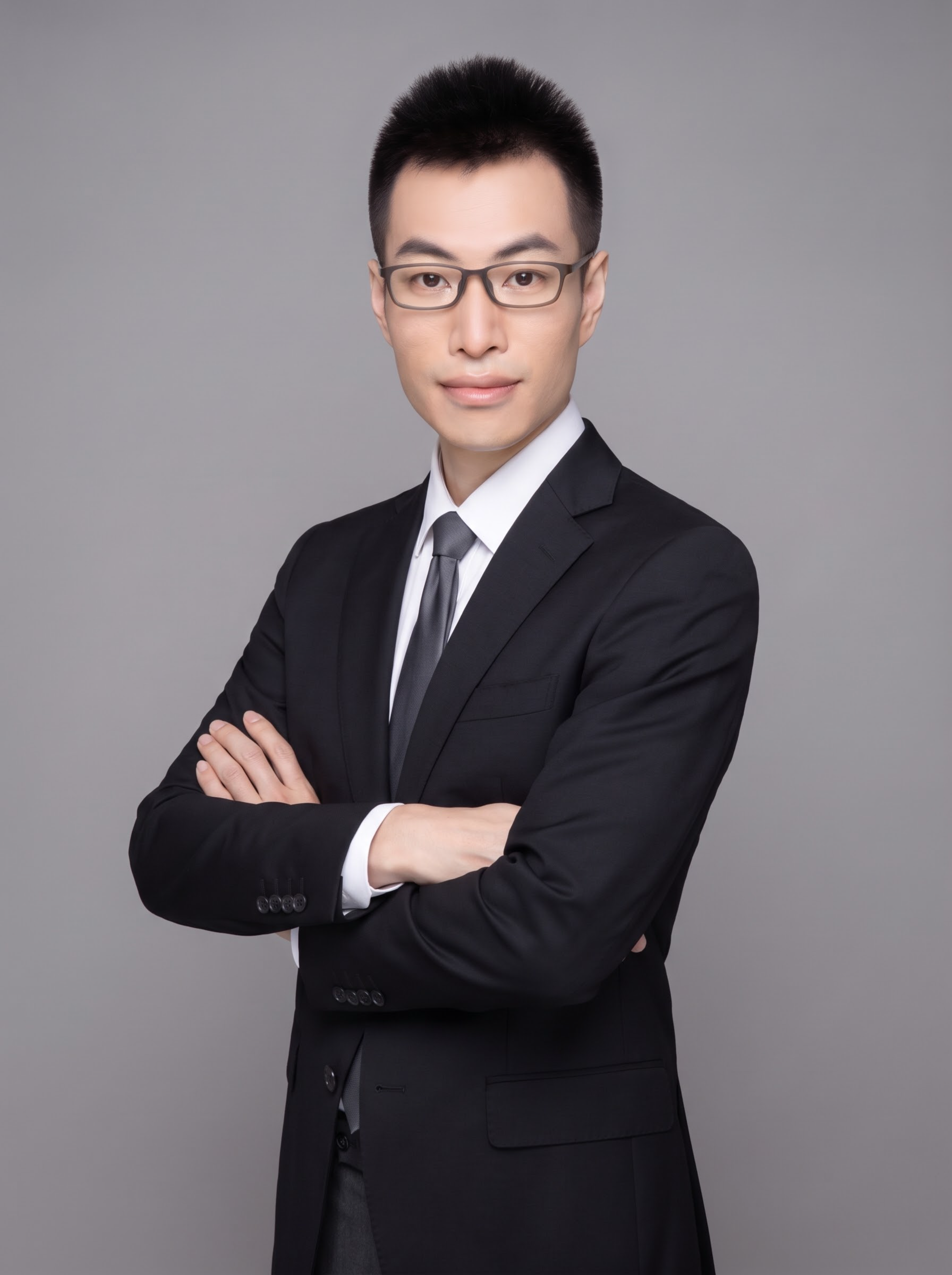 参考图中保留人物脸型、发型、年龄、眼镜等特征生成职场形象照,标… - 图片创意预览
