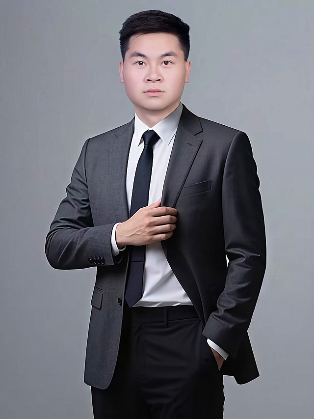 将第二张蓝色背景证件照中的男性面部，自然地替换到第一张灰色西装形象照的人物头部上，保持西装人物的短寸发型、深灰色西装、白色衬衫、黑色领带、手抓西装领口+左手插兜的姿势和灰色纯色背景完全不变，面部与头部衔接自然，肤色、光影、角度完全匹配，真实自然无违和感，专业商务形象照质感，高清细节