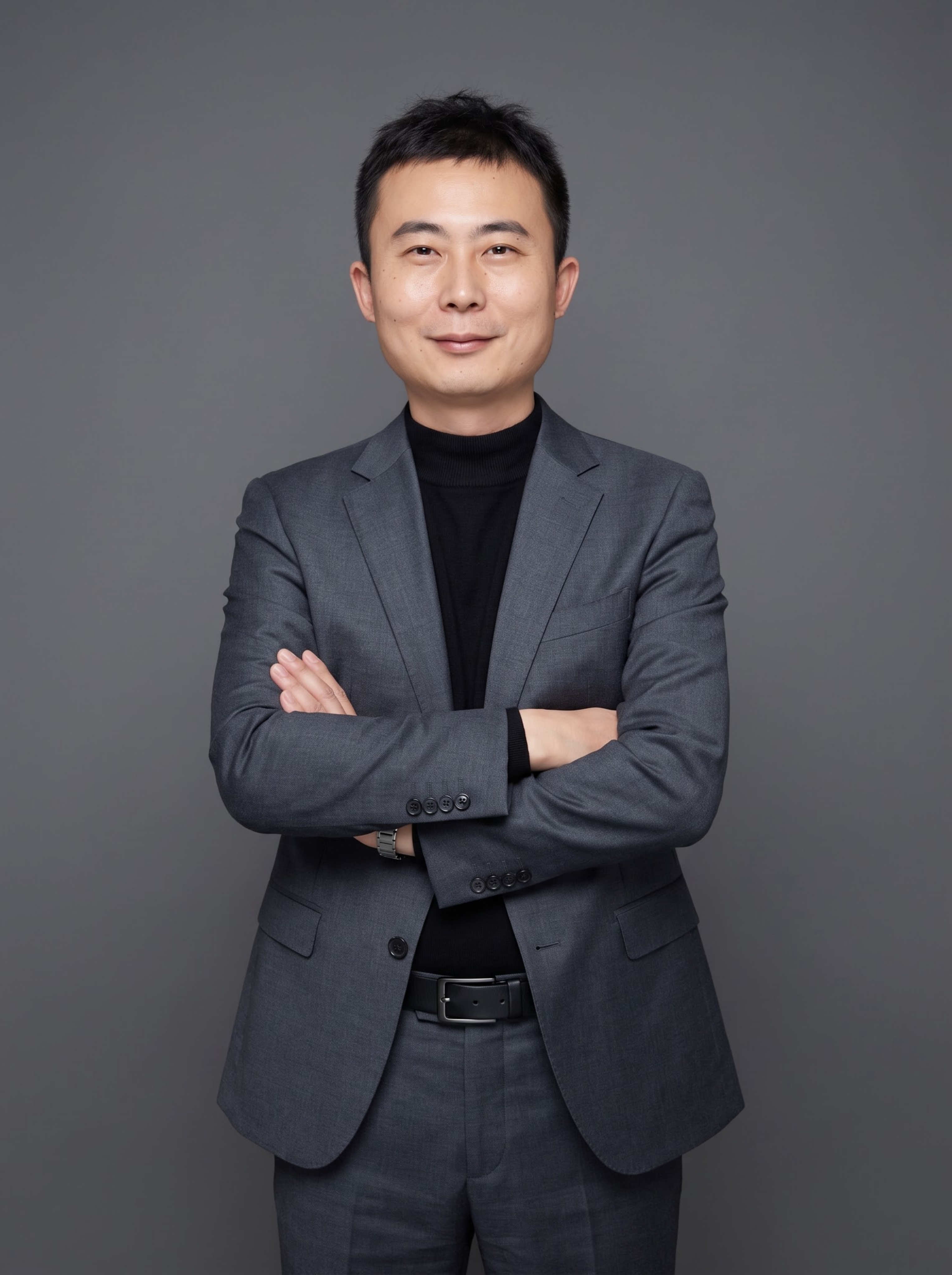 参考图中保留人物脸型、发型、年龄等特征生成职场形象照,标准焦段… - 图片创意预览